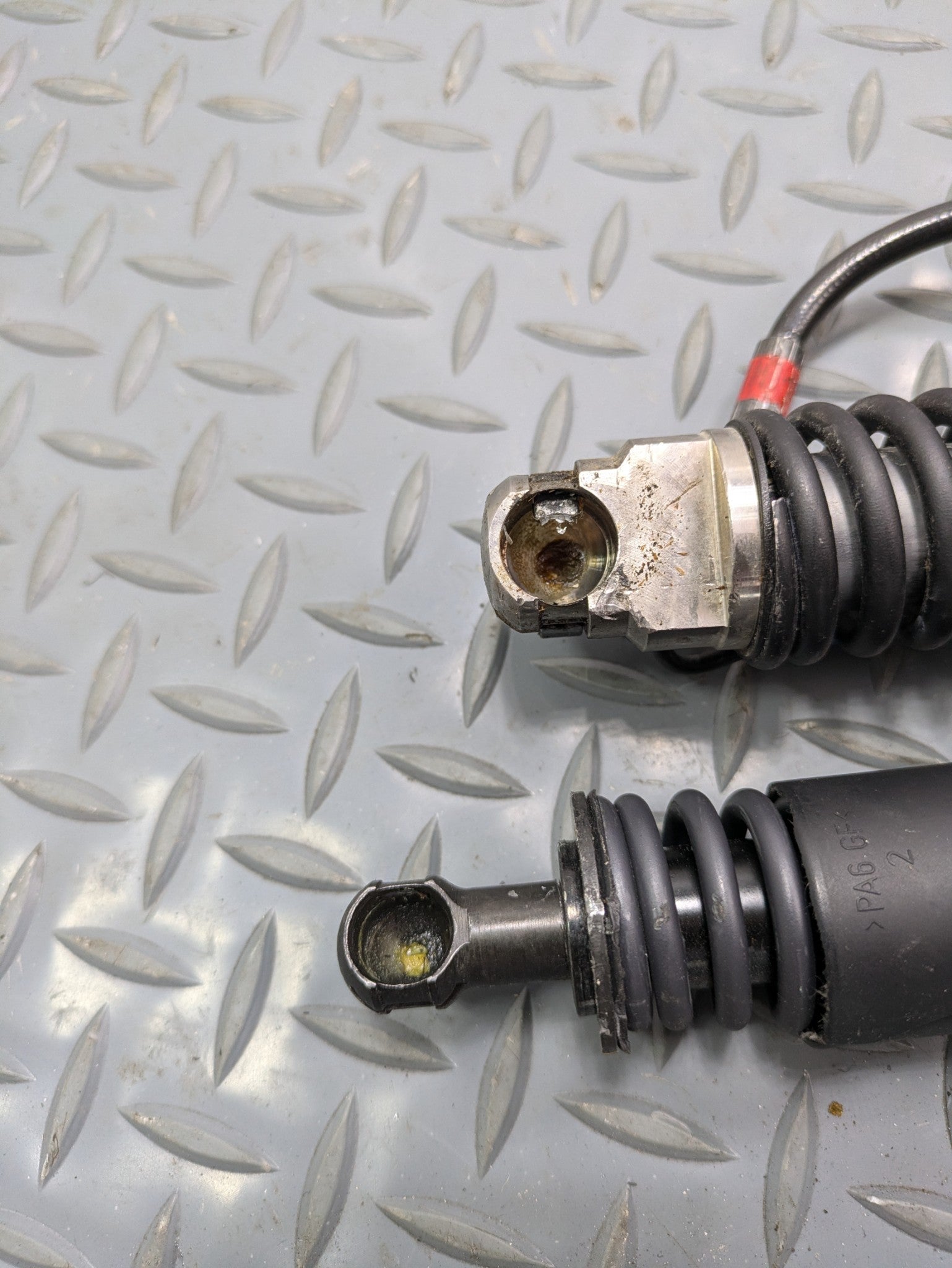 2008 - 2010 OEM PORSCHE CAYENNE LEFT AND RIGHT HATCH SUPPORT SHOCK STRUTS SET