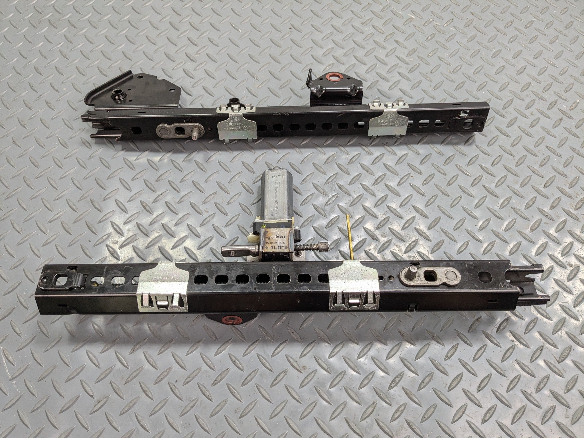 2008 - 2010 OEM PORSCHE CAYENNE FRONT LEFT DRIVER SIDE SEAT TRACK RAILS