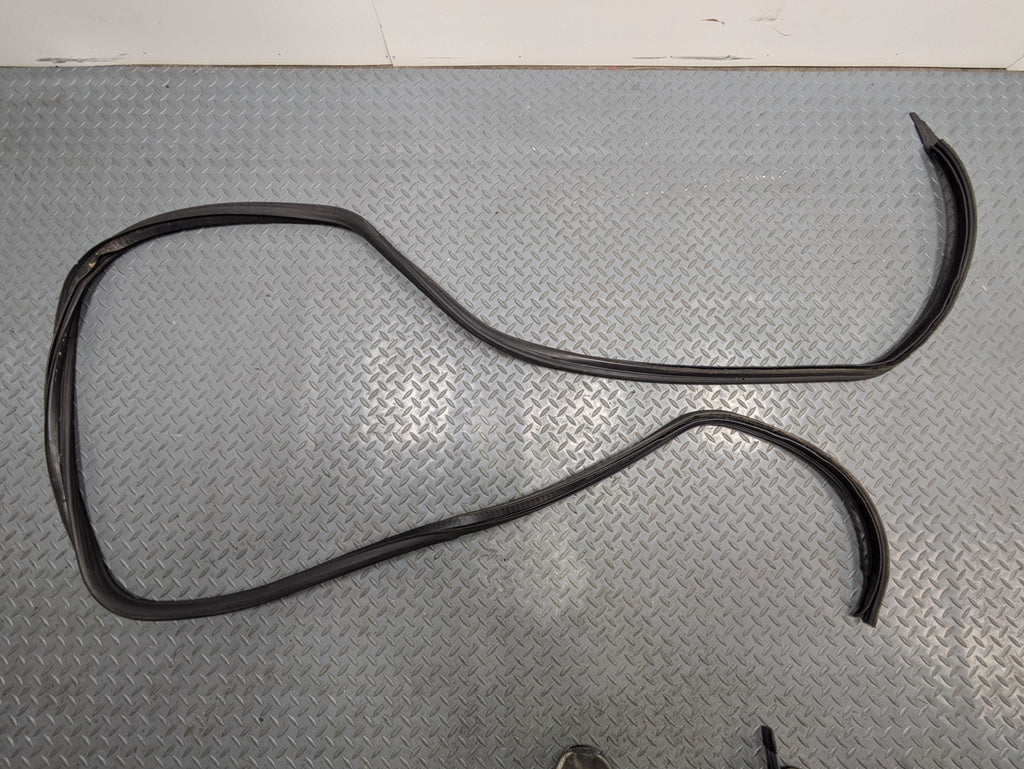 2008 - 2010 OEM PORSCHE CAYENNE REAR TRUNK DOOR SEAL WEATHERSTRIP RUBBER
