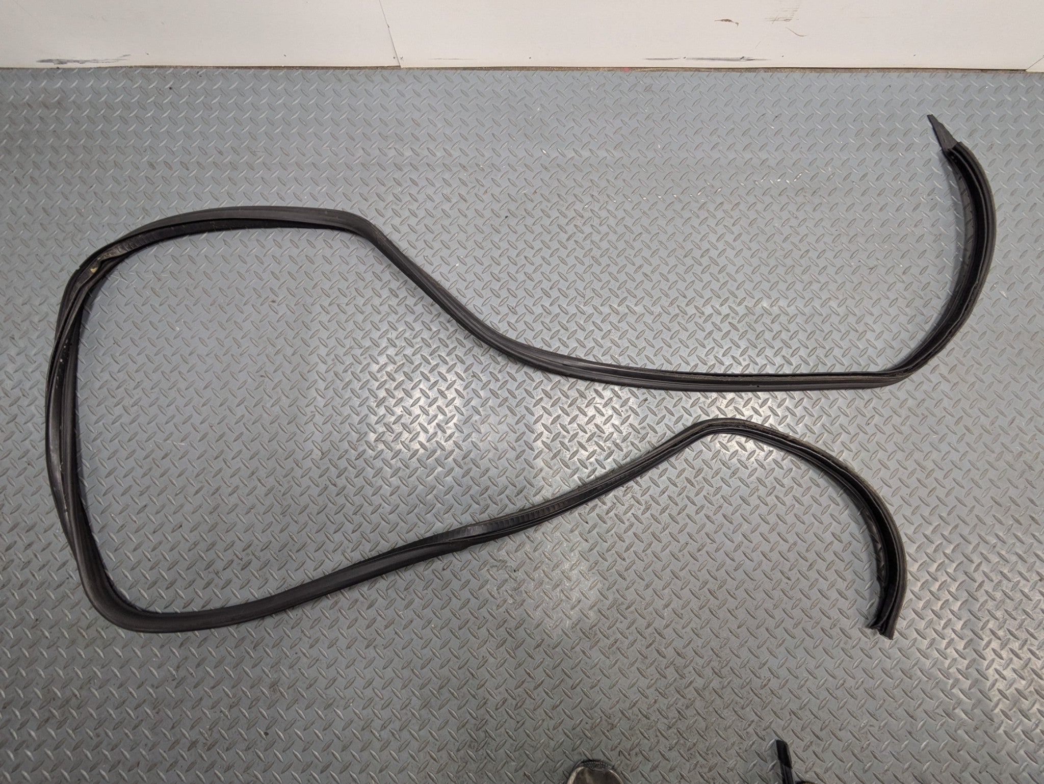 2008 - 2010 OEM PORSCHE CAYENNE REAR TRUNK DOOR SEAL WEATHERSTRIP RUBBER