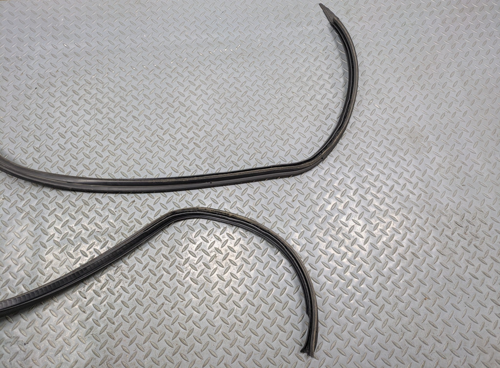 2008 - 2010 OEM PORSCHE CAYENNE REAR TRUNK DOOR SEAL WEATHERSTRIP RUBBER