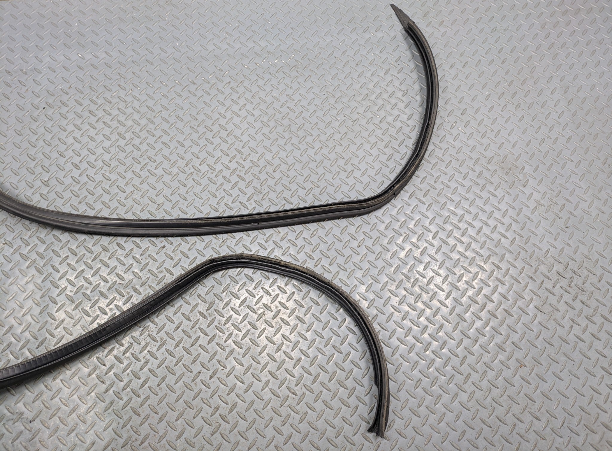 2008 - 2010 OEM PORSCHE CAYENNE REAR TRUNK DOOR SEAL WEATHERSTRIP RUBBER