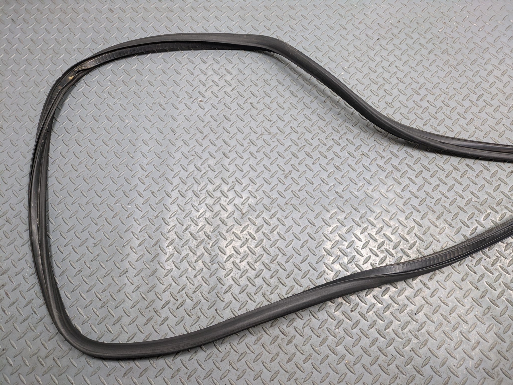 2008 - 2010 OEM PORSCHE CAYENNE REAR TRUNK DOOR SEAL WEATHERSTRIP RUBBER