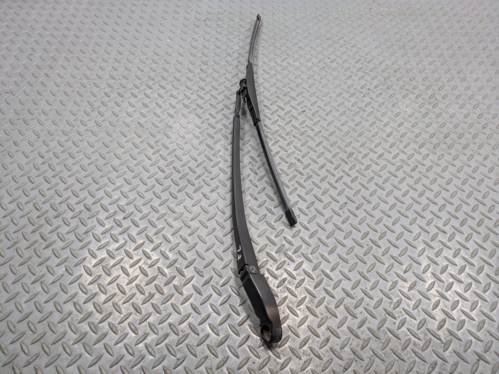 2008 - 2010 OEM PORSCHE CAYENNE FRONT LEFT SIDE WINDSHIELD WIPER ARM WITH BLADE