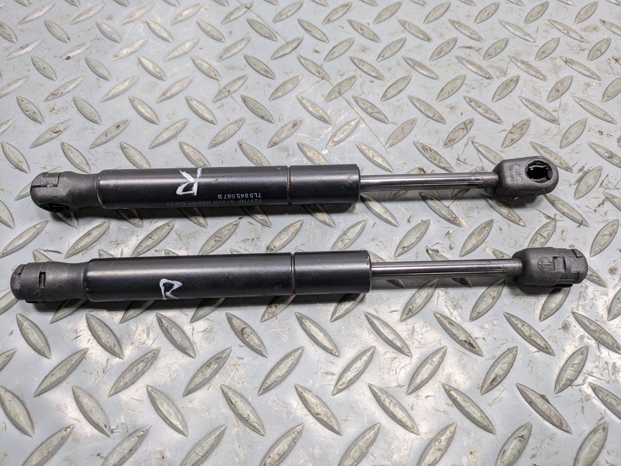 2008 - 2010 OEM PORSCHE CAYENNE LEFT AND RIGHT HATCH SUPPORT STRUTS