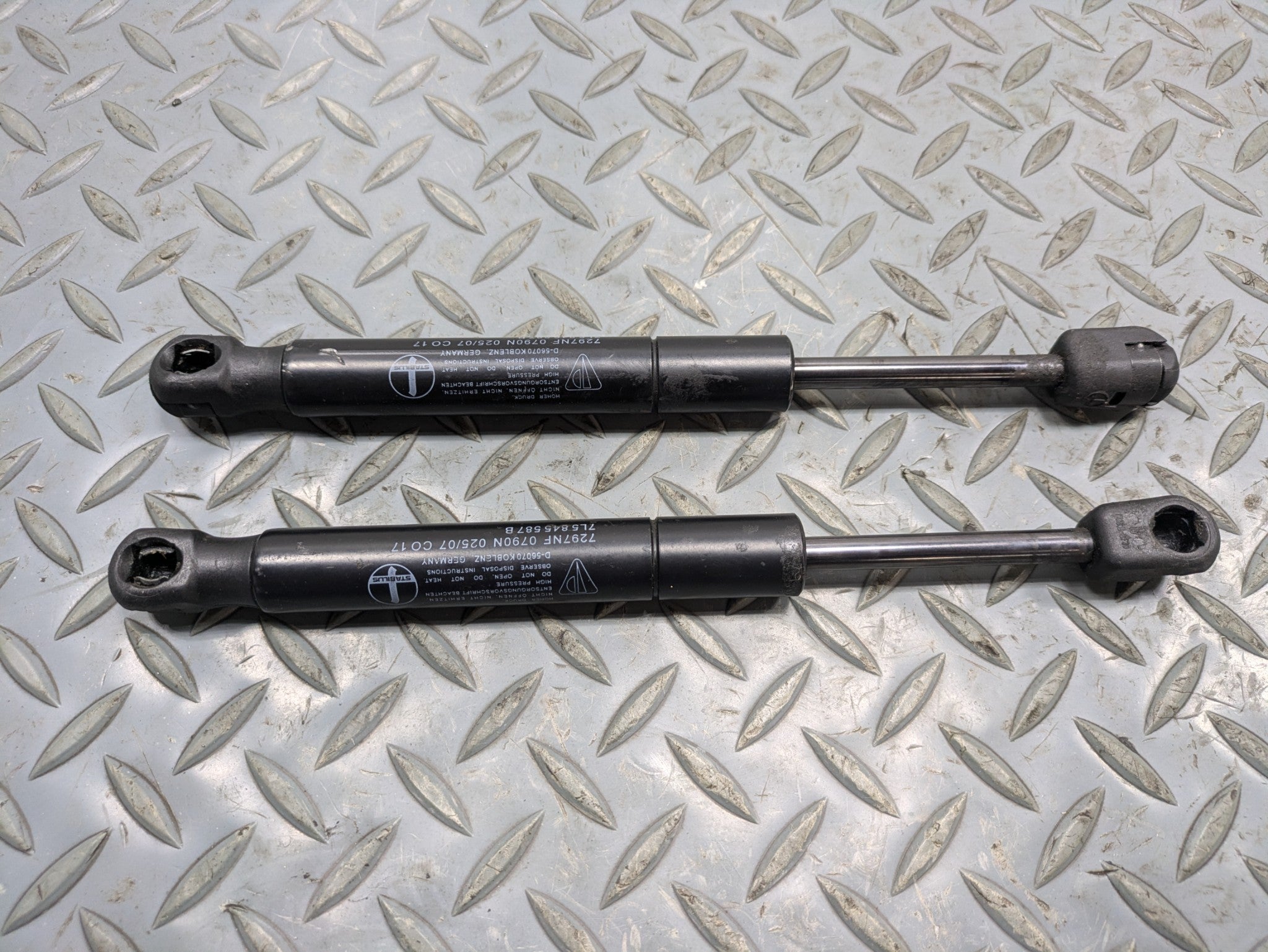 2008 - 2010 OEM PORSCHE CAYENNE LEFT AND RIGHT HATCH SUPPORT STRUTS