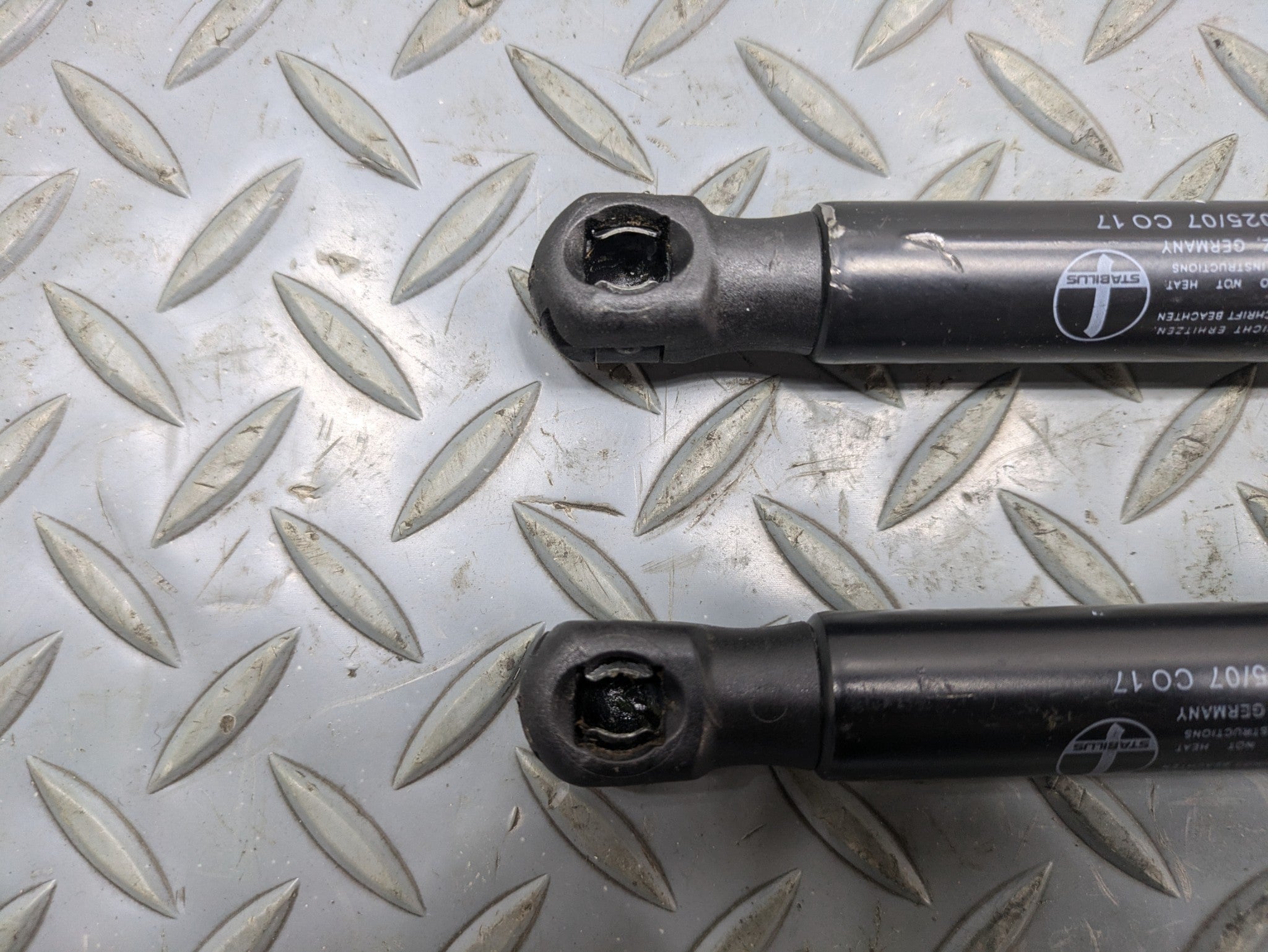 2008 - 2010 OEM PORSCHE CAYENNE LEFT AND RIGHT HATCH SUPPORT STRUTS