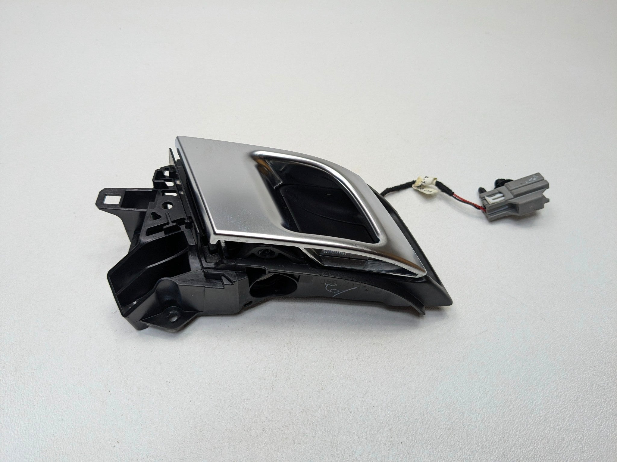2013 - 2017 OEM LAND ROVER RANGE ROVER REAR LEFT SIDE INTERIOR DOOR HANDLE