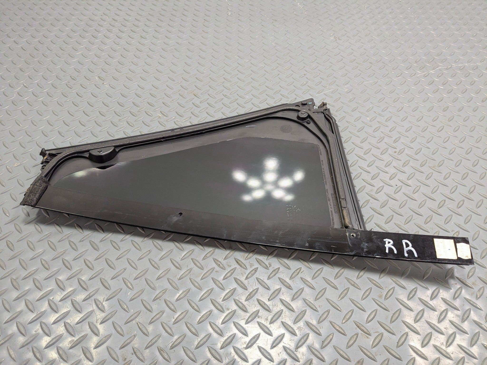 13 -17 OEM LAND ROVER RANGE ROVER REAR RIGHT PASSENGER SIDE VENT WINDOW GLASS