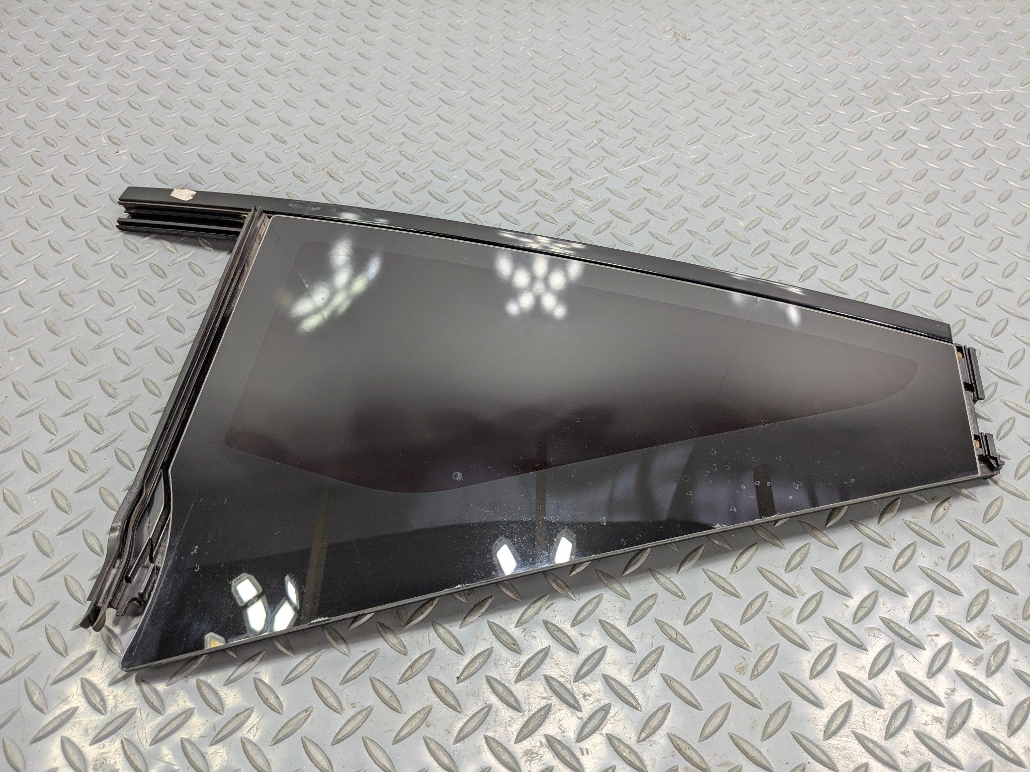 2013 -2017 OEM LAND ROVER RANGE ROVER REAR LEFT DRIVER SIDE VENT WINDOW GLASS