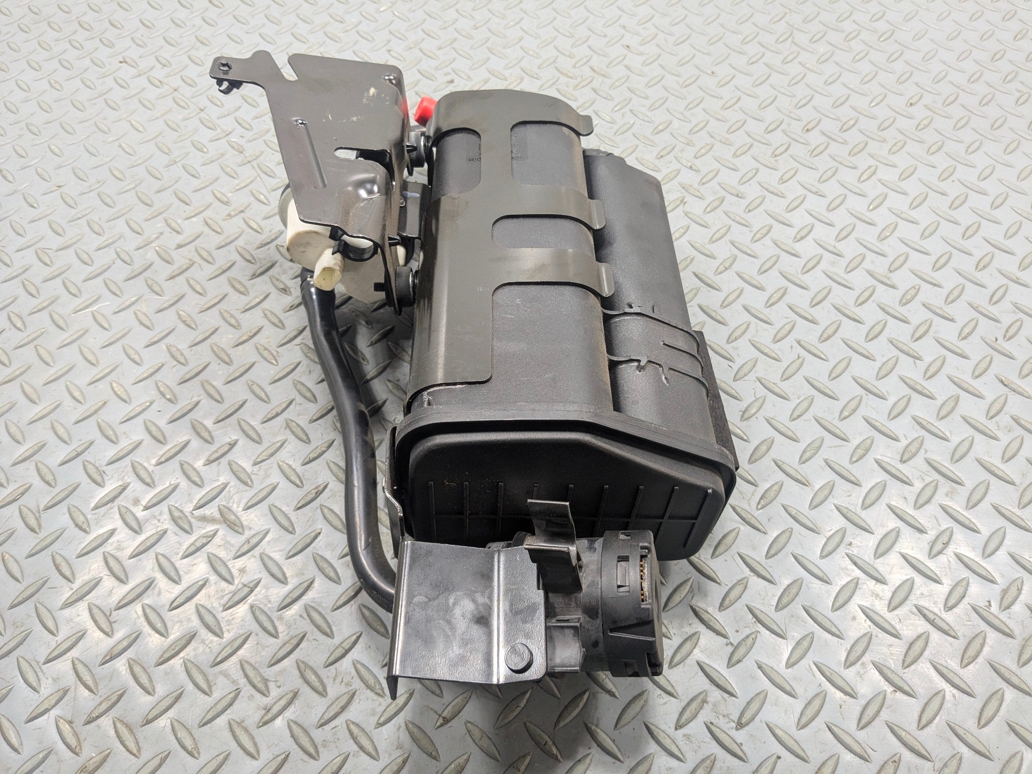 2013 - 2017 OEM LAND ROVER RANGE ROVER FUEL VAPOR EVAPORATOR CHARCOAL CANISTER