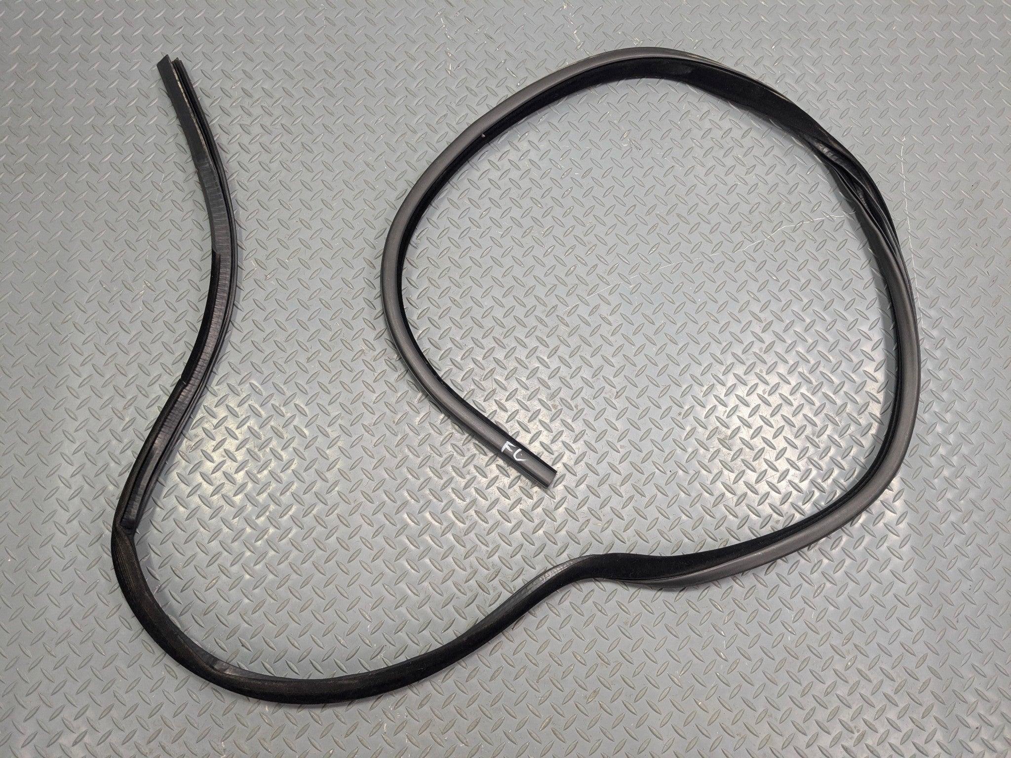 13 - 17 OEM LAND ROVER RANGE ROVER FRONT LEFT SIDE DOOR WEATHER STRIPPING SEAL