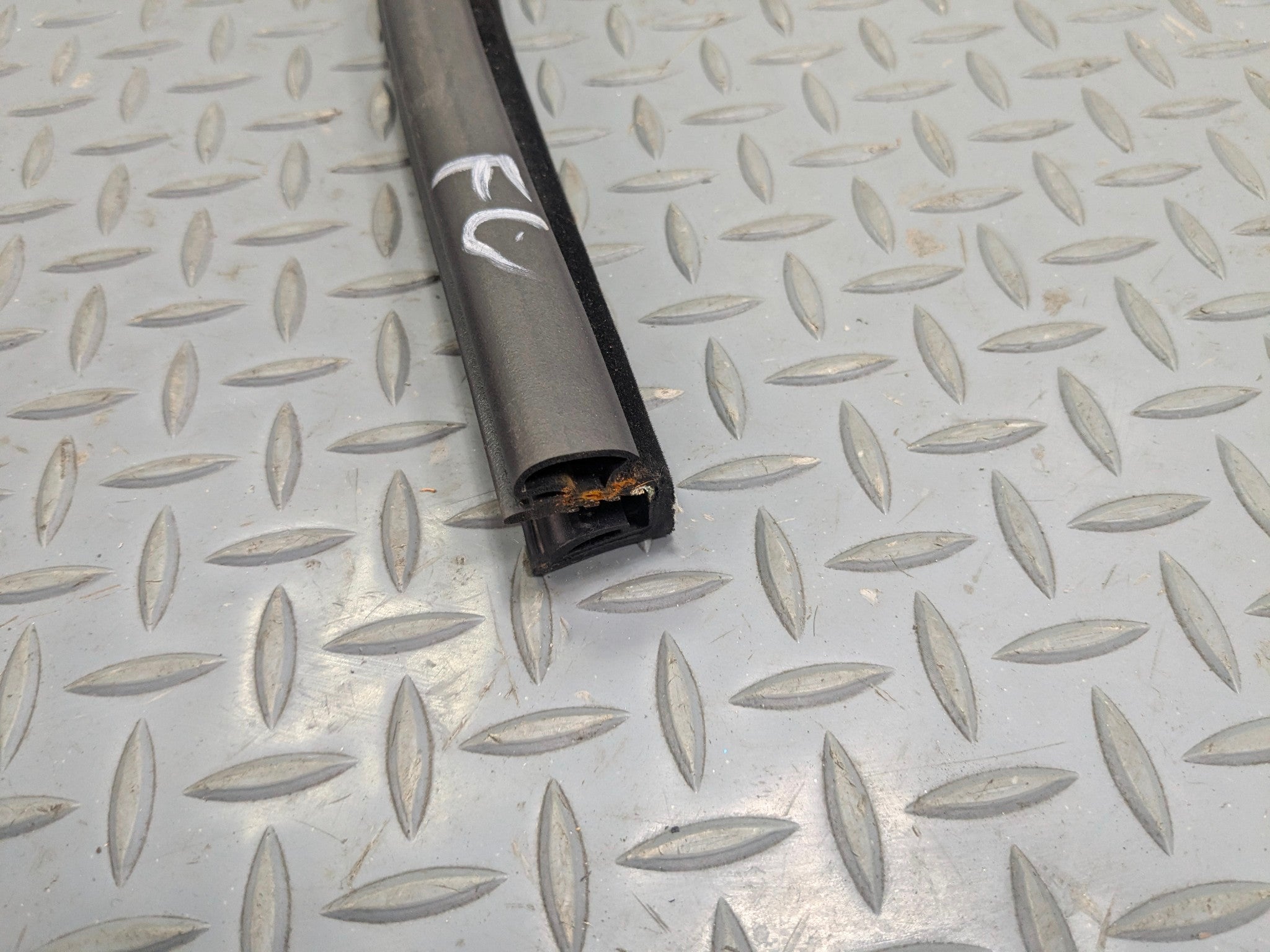 13 - 17 OEM LAND ROVER RANGE ROVER FRONT LEFT SIDE DOOR WEATHER STRIPPING SEAL