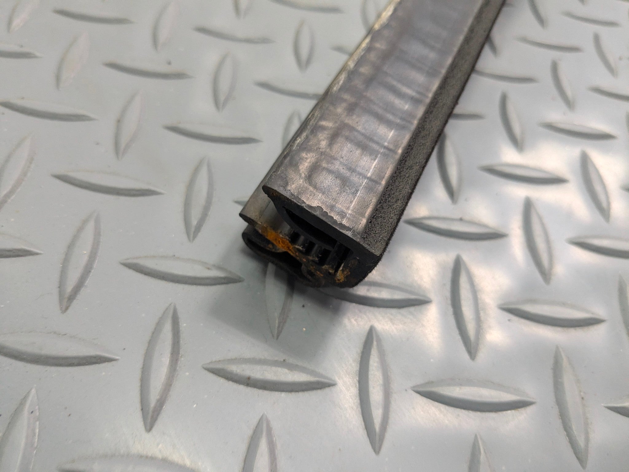 13 - 17 OEM LAND ROVER RANGE ROVER FRONT LEFT SIDE DOOR WEATHER STRIPPING SEAL