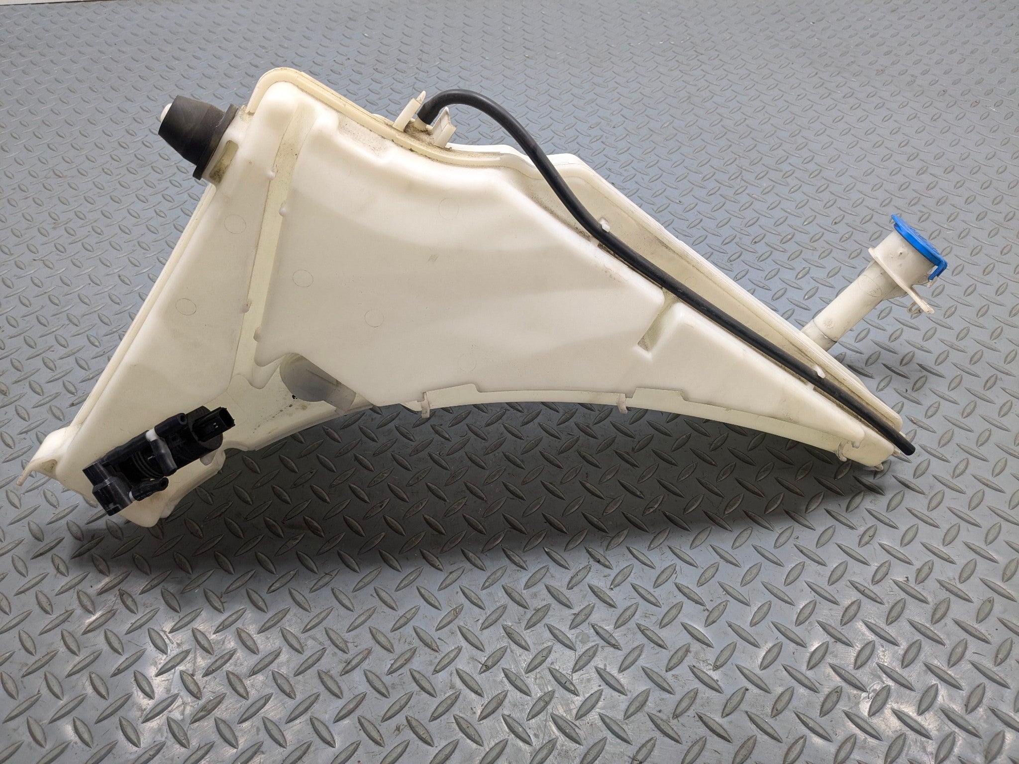 2013 - 2017 OEM LAND ROVER RANGE ROVER WINDSHIELD WASHER RESERVOIR TANK BOTTLE