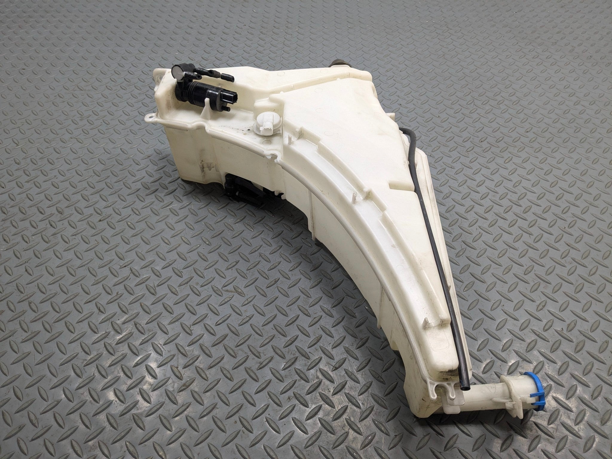 2013 - 2017 OEM LAND ROVER RANGE ROVER WINDSHIELD WASHER RESERVOIR TANK BOTTLE