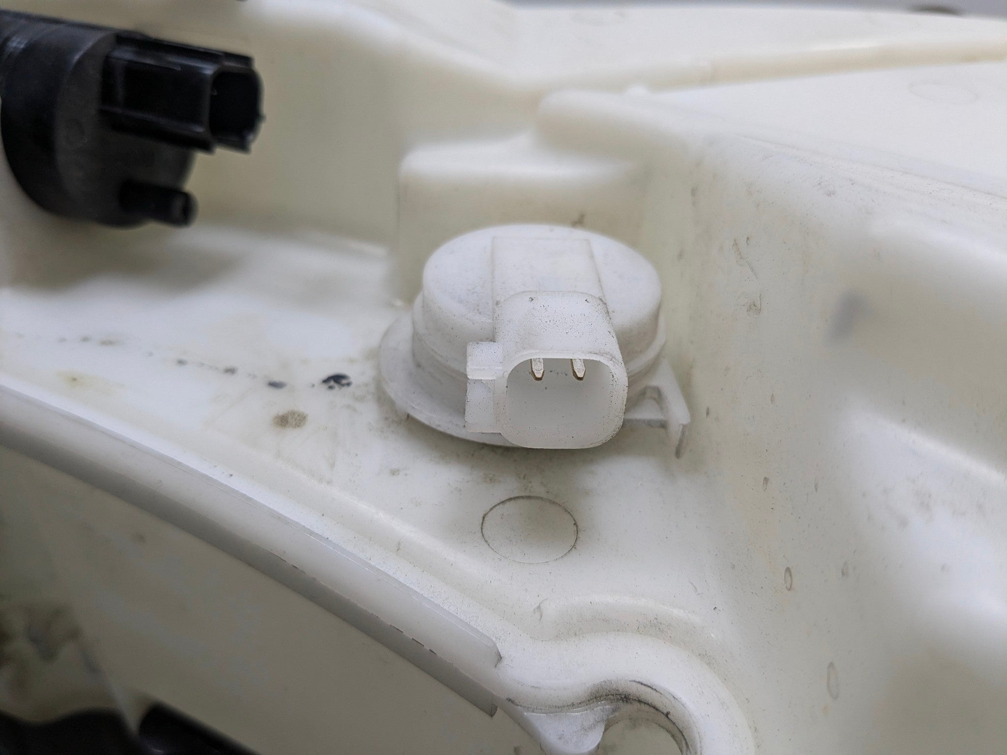 2013 - 2017 OEM LAND ROVER RANGE ROVER WINDSHIELD WASHER RESERVOIR TANK BOTTLE