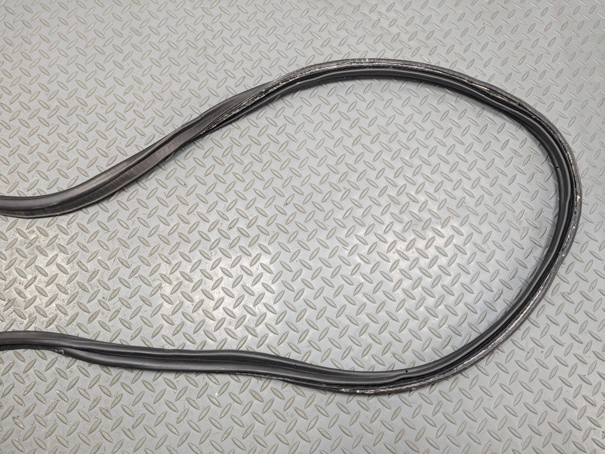 13 - 17 OEM LAND ROVER RANGE ROVER REAR TRUNK LIFTGATE RUBBER WEATHERSTRIP SEAL