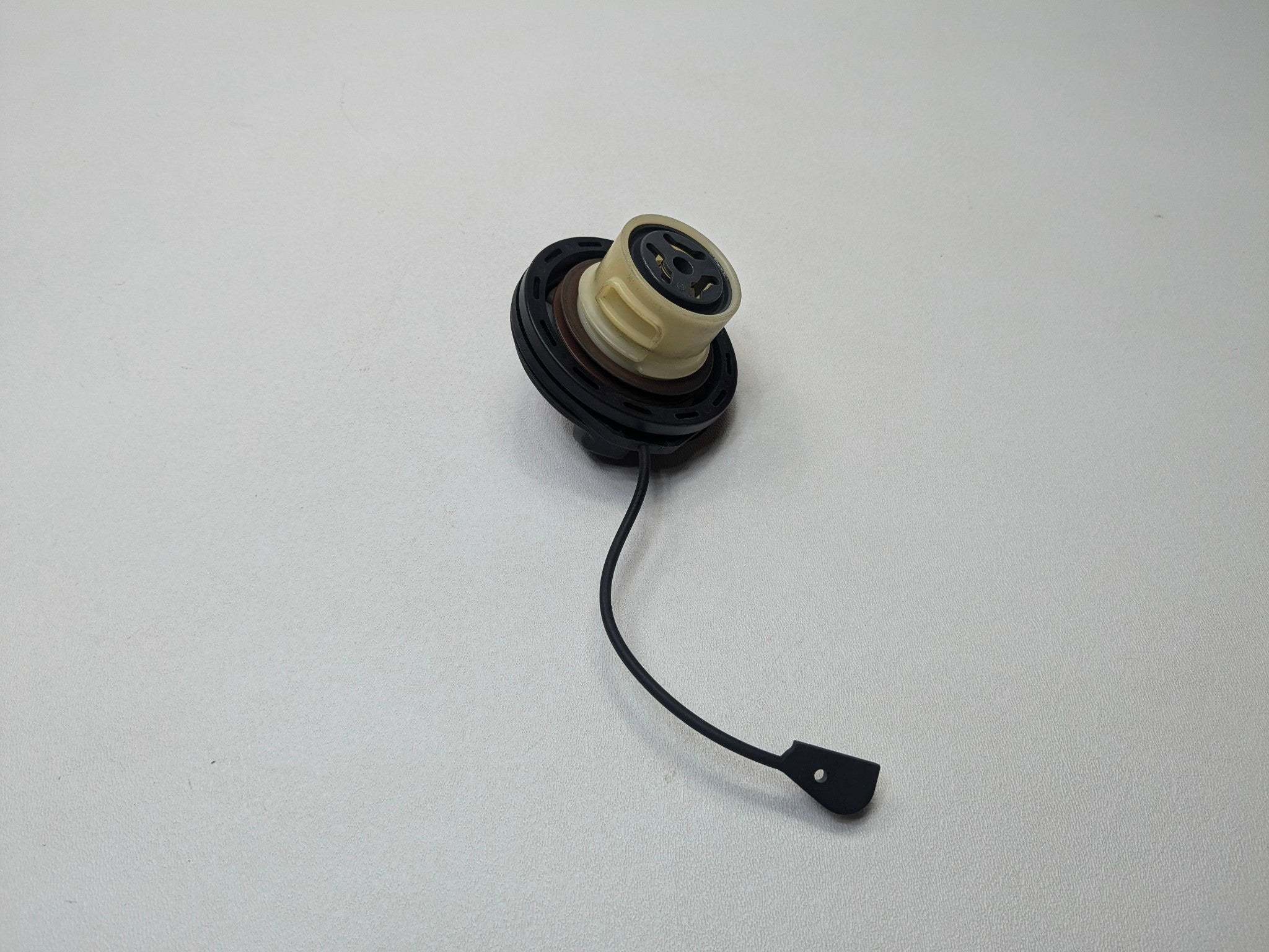 2013 - 2017 OEM LAND ROVER RANGE ROVER FUEL GAS TANK FILLER CAP ASSEMBLY