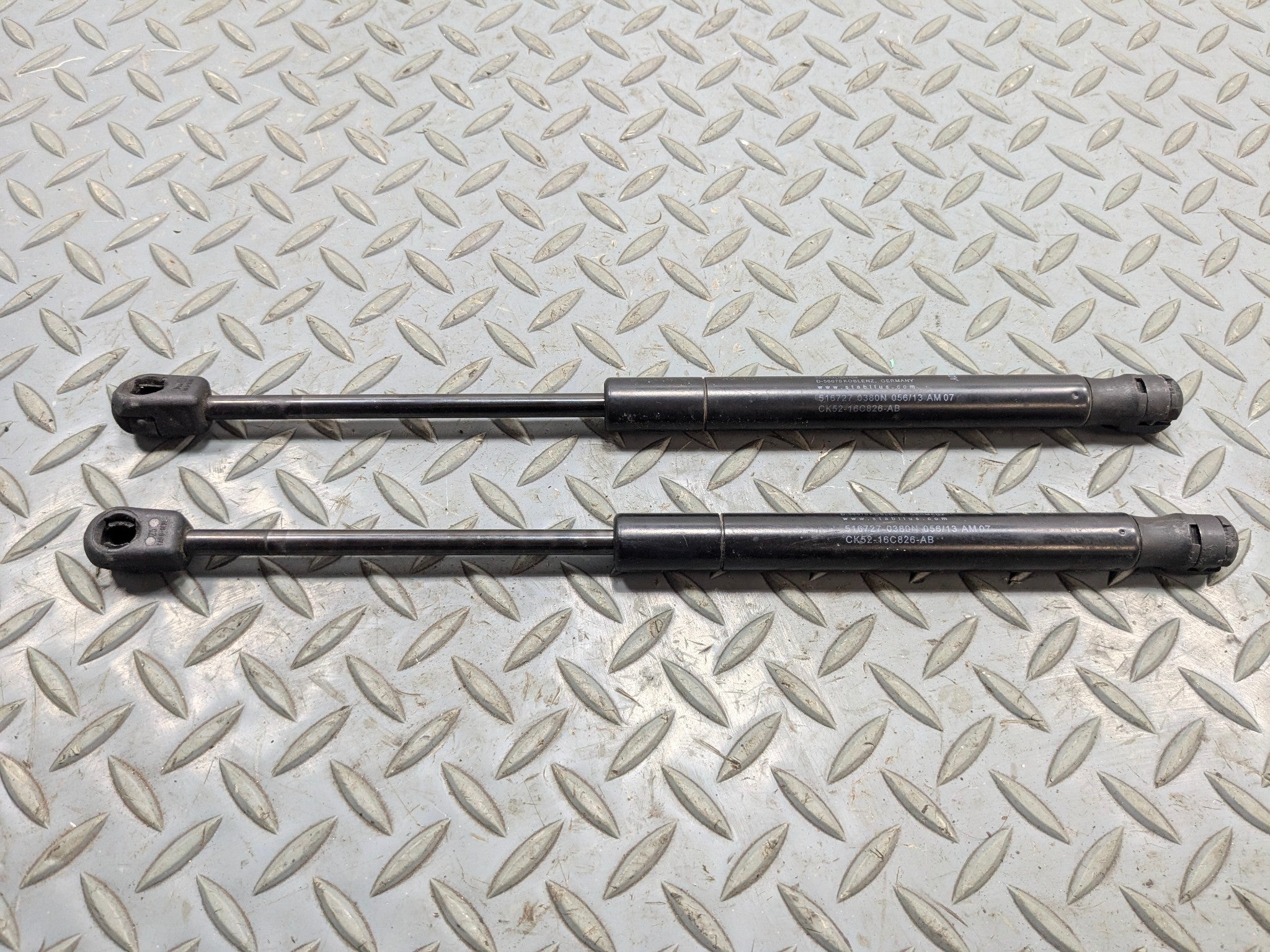 13 - 17 OEM LAND ROVER RANGE ROVER FRONT LEFT AND RIGHT HOOD LIFT SUPPORT STRUT