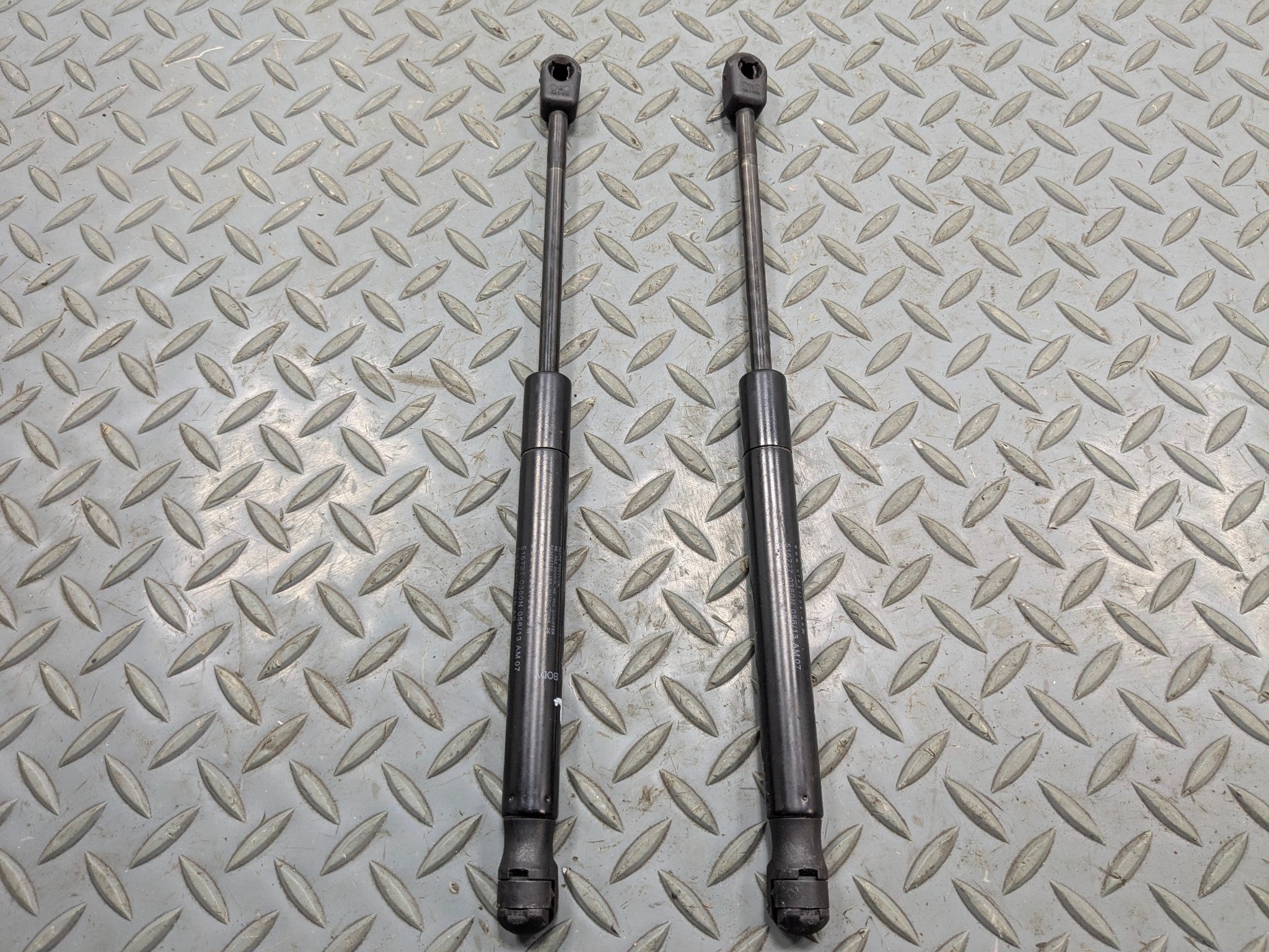 13 - 17 OEM LAND ROVER RANGE ROVER FRONT LEFT AND RIGHT HOOD LIFT SUPPORT STRUT