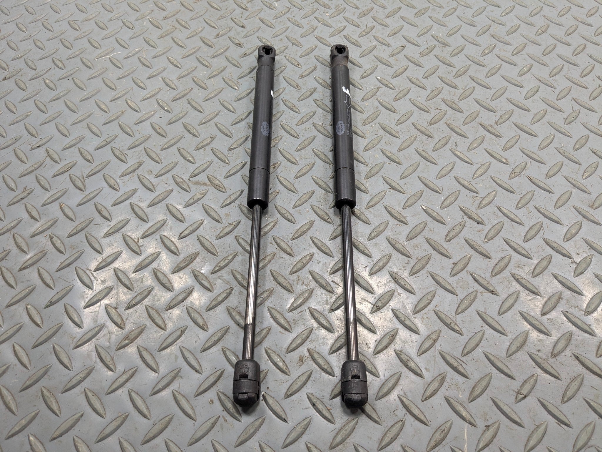 13 - 17 OEM LAND ROVER RANGE ROVER FRONT LEFT AND RIGHT HOOD LIFT SUPPORT STRUT