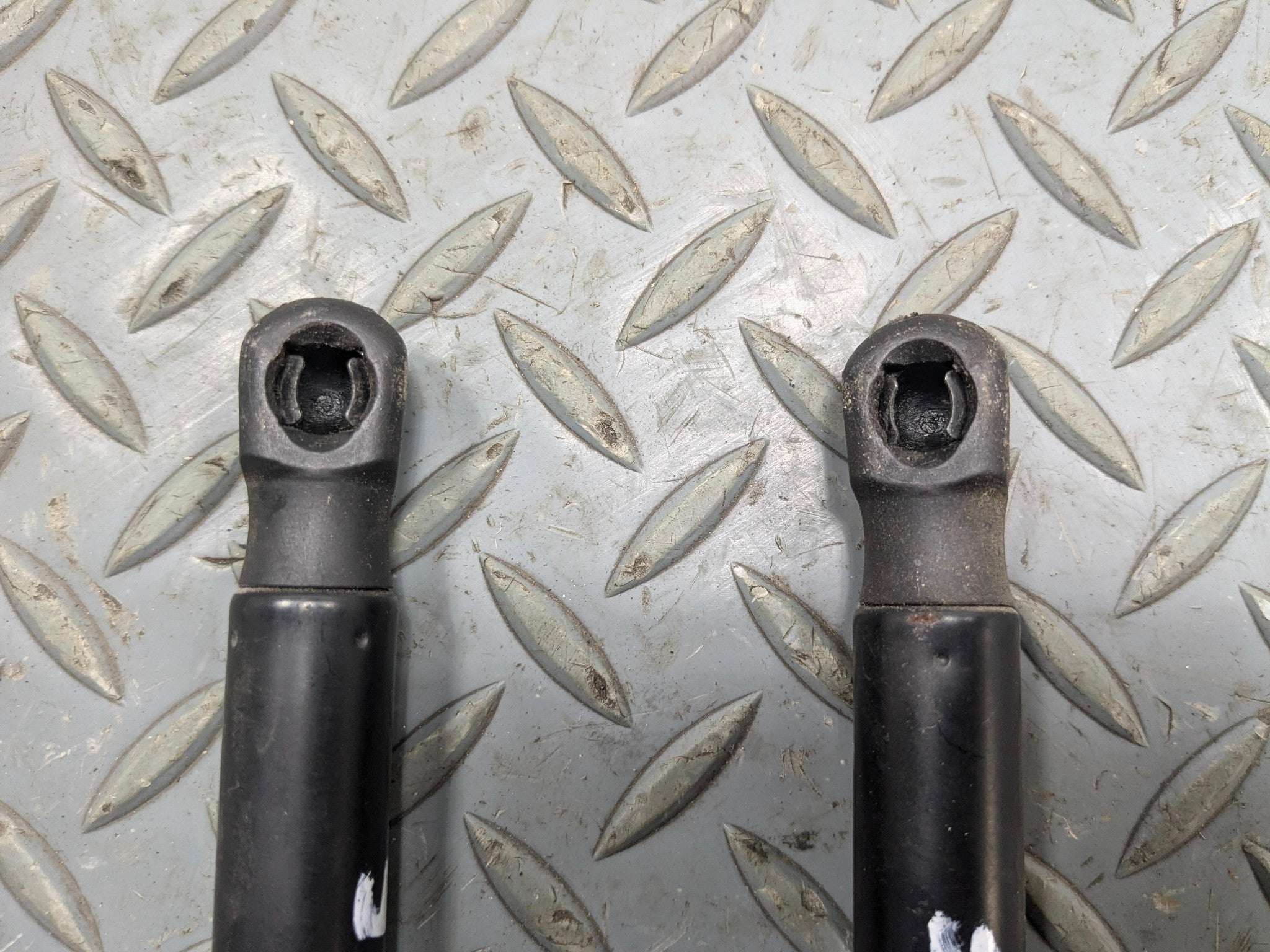 13 - 17 OEM LAND ROVER RANGE ROVER FRONT LEFT AND RIGHT HOOD LIFT SUPPORT STRUT