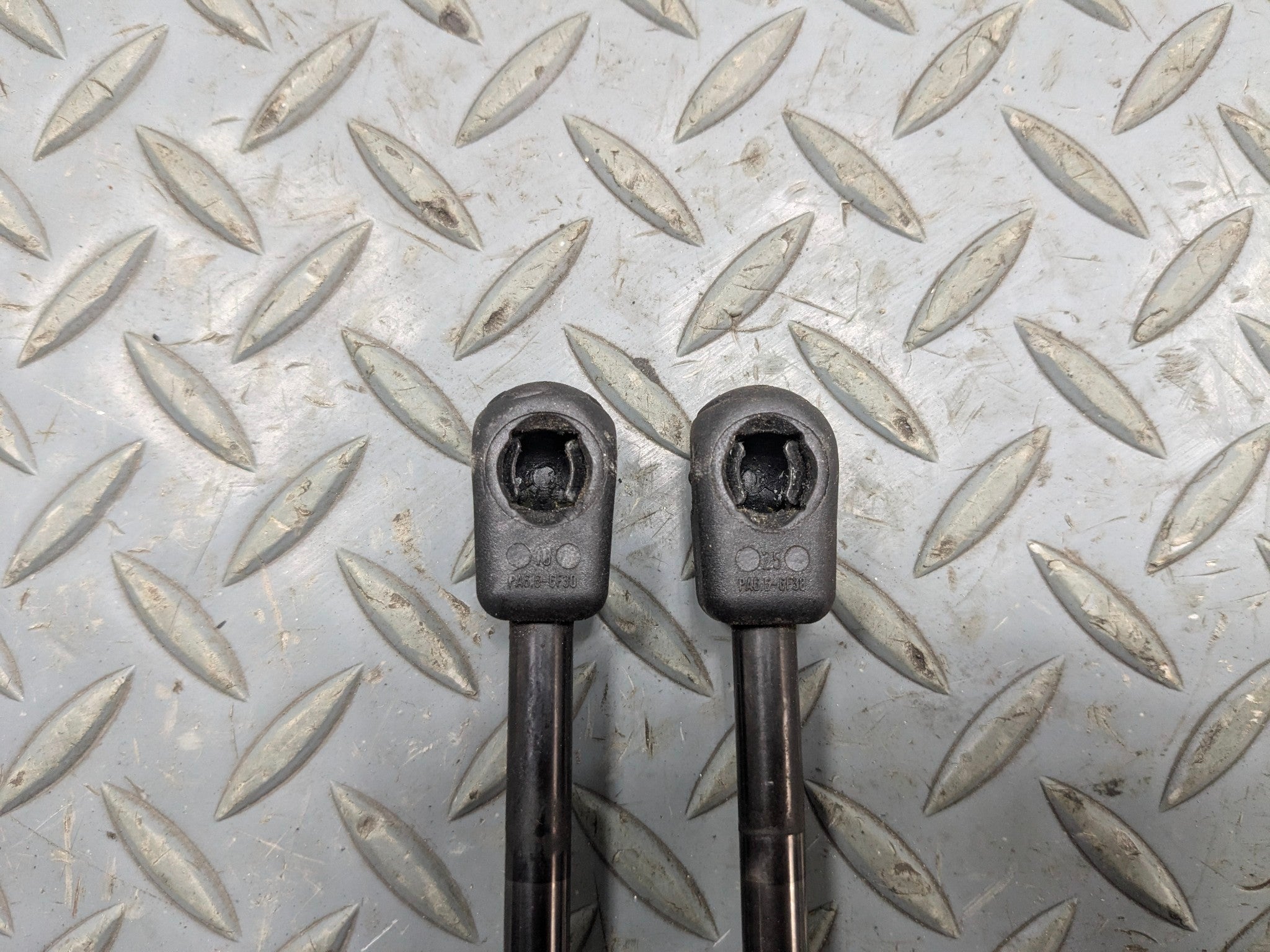 13 - 17 OEM LAND ROVER RANGE ROVER FRONT LEFT AND RIGHT HOOD LIFT SUPPORT STRUT