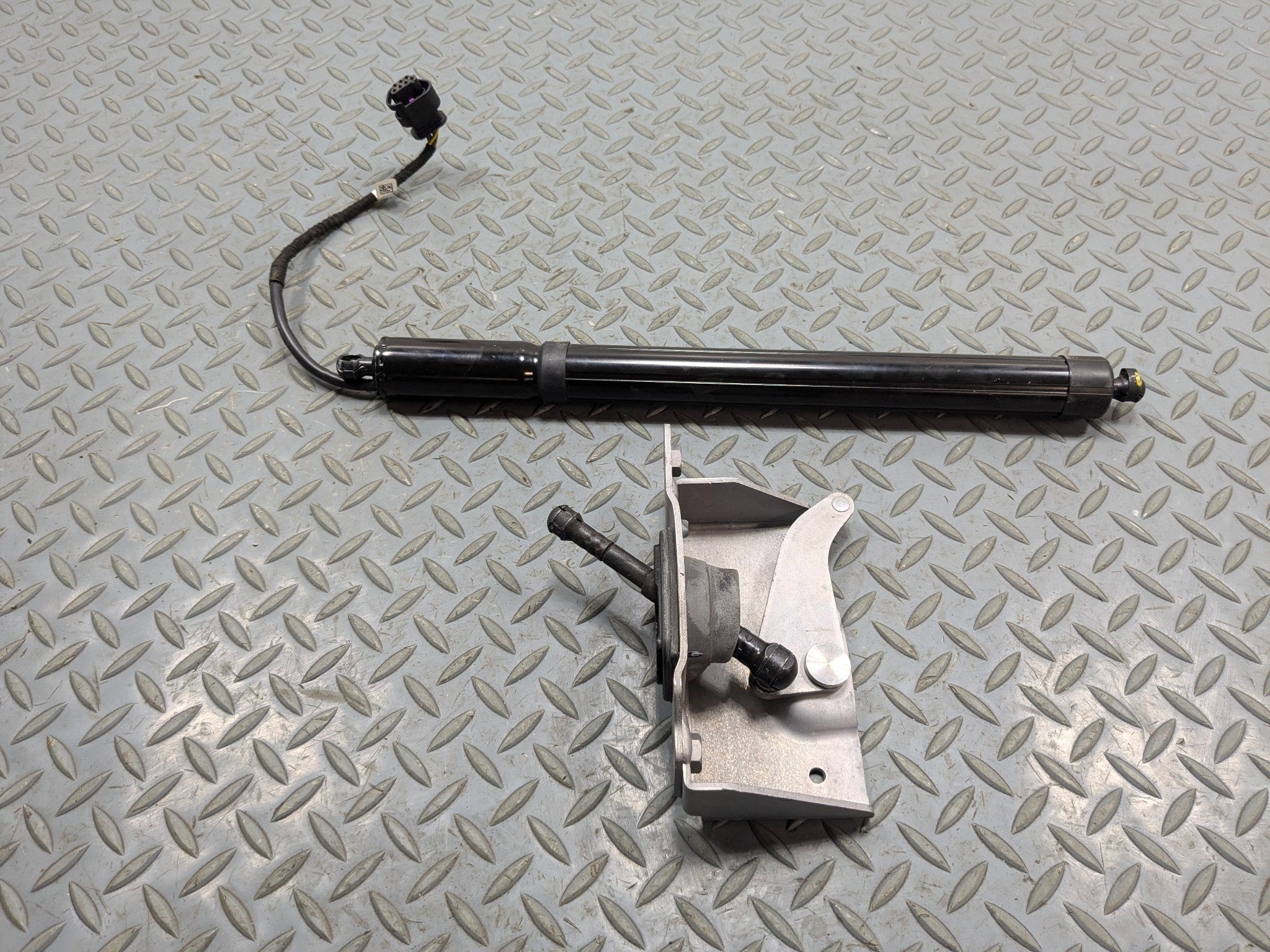 2013 - 2017 OEM LAND ROVER RANGE ROVER REAR TRUNK SHOCK STRUT WITH LOCK ACTUATOR