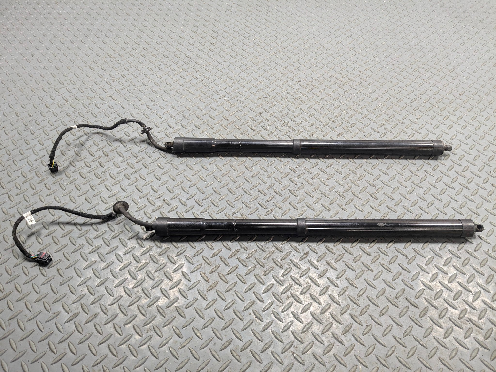 13 -17 OEM LAND ROVER RANGE ROVER REAR LEFT AND RIGHT HATCH POWER LIFT SUPPORT