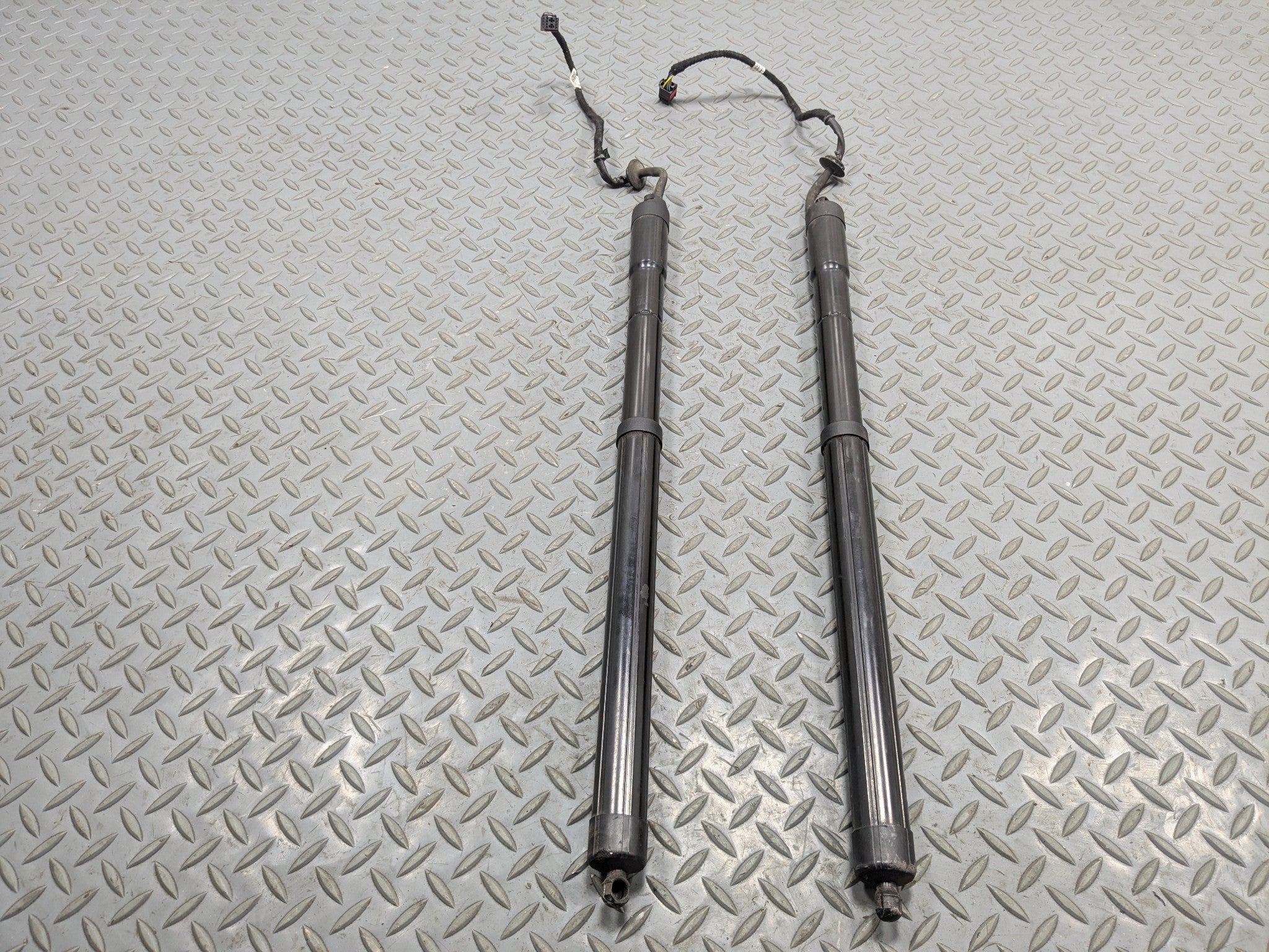 13 -17 OEM LAND ROVER RANGE ROVER REAR LEFT AND RIGHT HATCH POWER LIFT SUPPORT