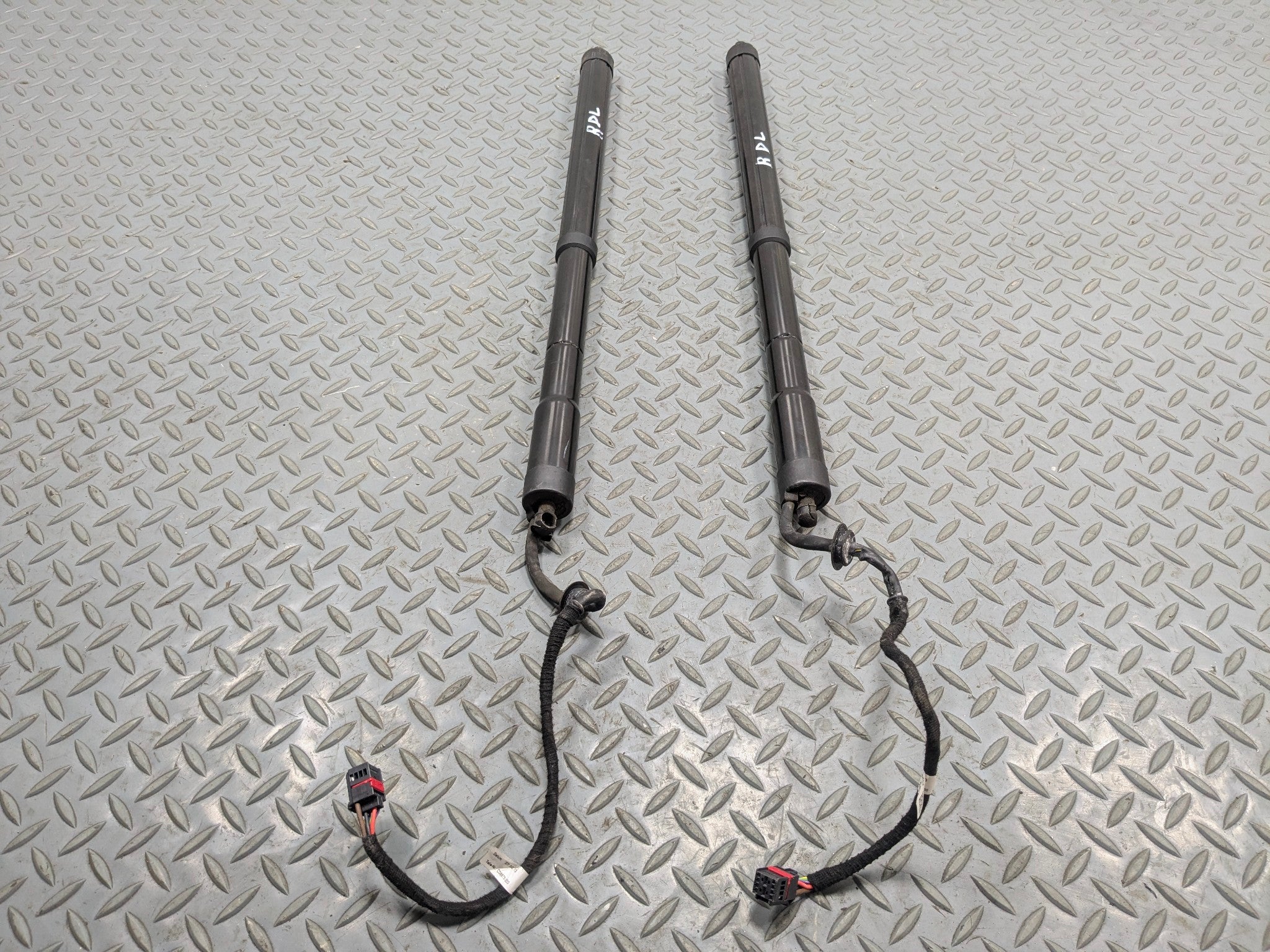 13 -17 OEM LAND ROVER RANGE ROVER REAR LEFT AND RIGHT HATCH POWER LIFT SUPPORT