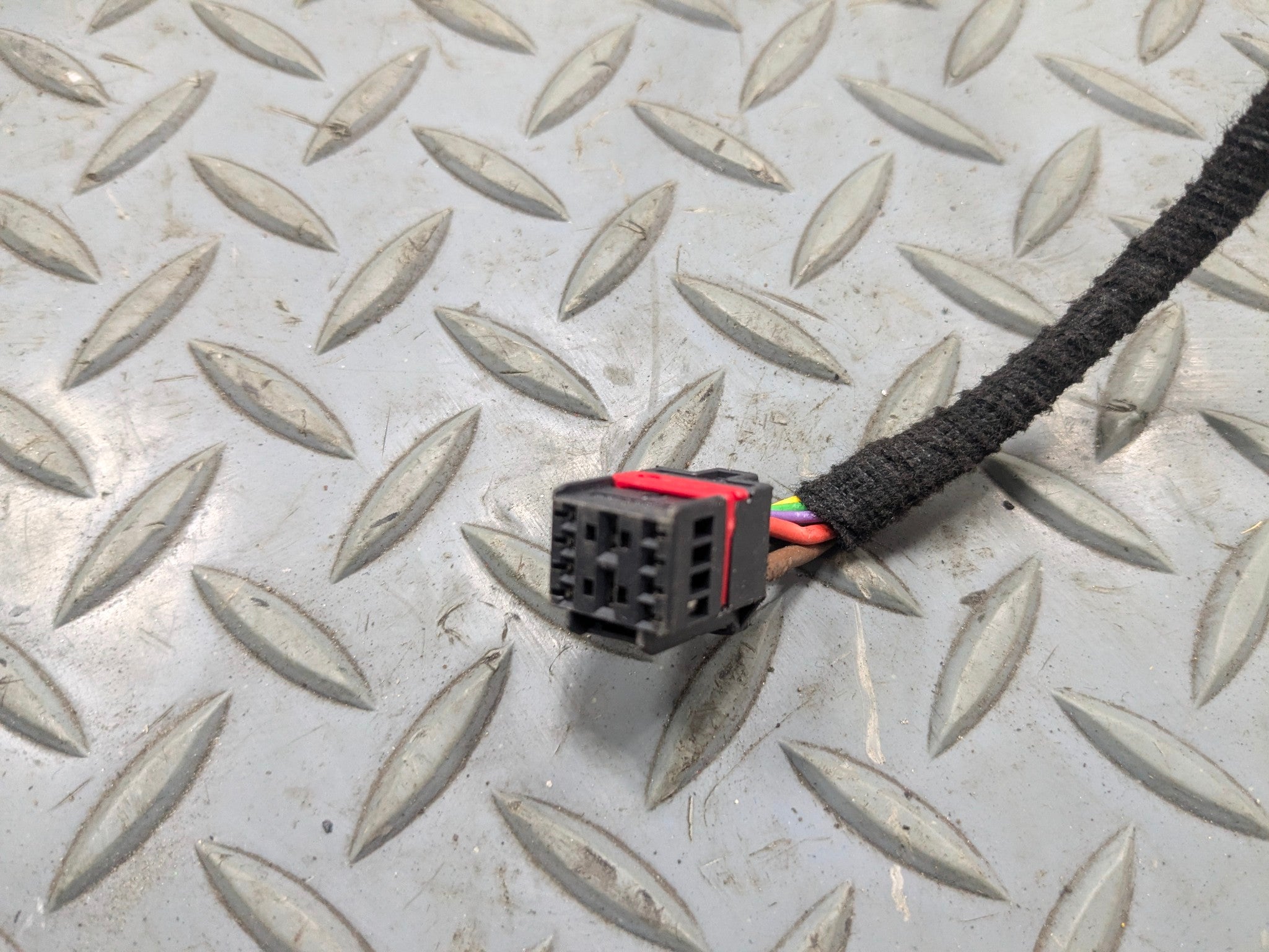 13 -17 OEM LAND ROVER RANGE ROVER REAR LEFT AND RIGHT HATCH POWER LIFT SUPPORT