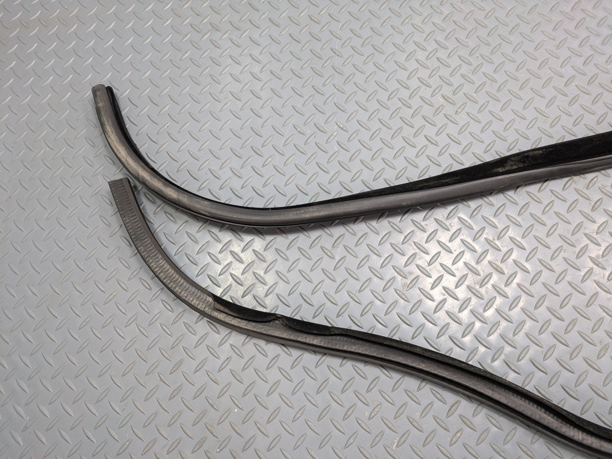 13 - 17 OEM LAND ROVER RANGE ROVER REAR RIGHT PASSENGER SIDE WEATHER STRIPPING