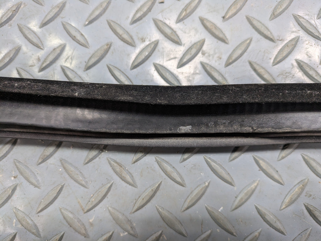 13 - 17 OEM LAND ROVER RANGE ROVER REAR RIGHT PASSENGER SIDE WEATHER STRIPPING