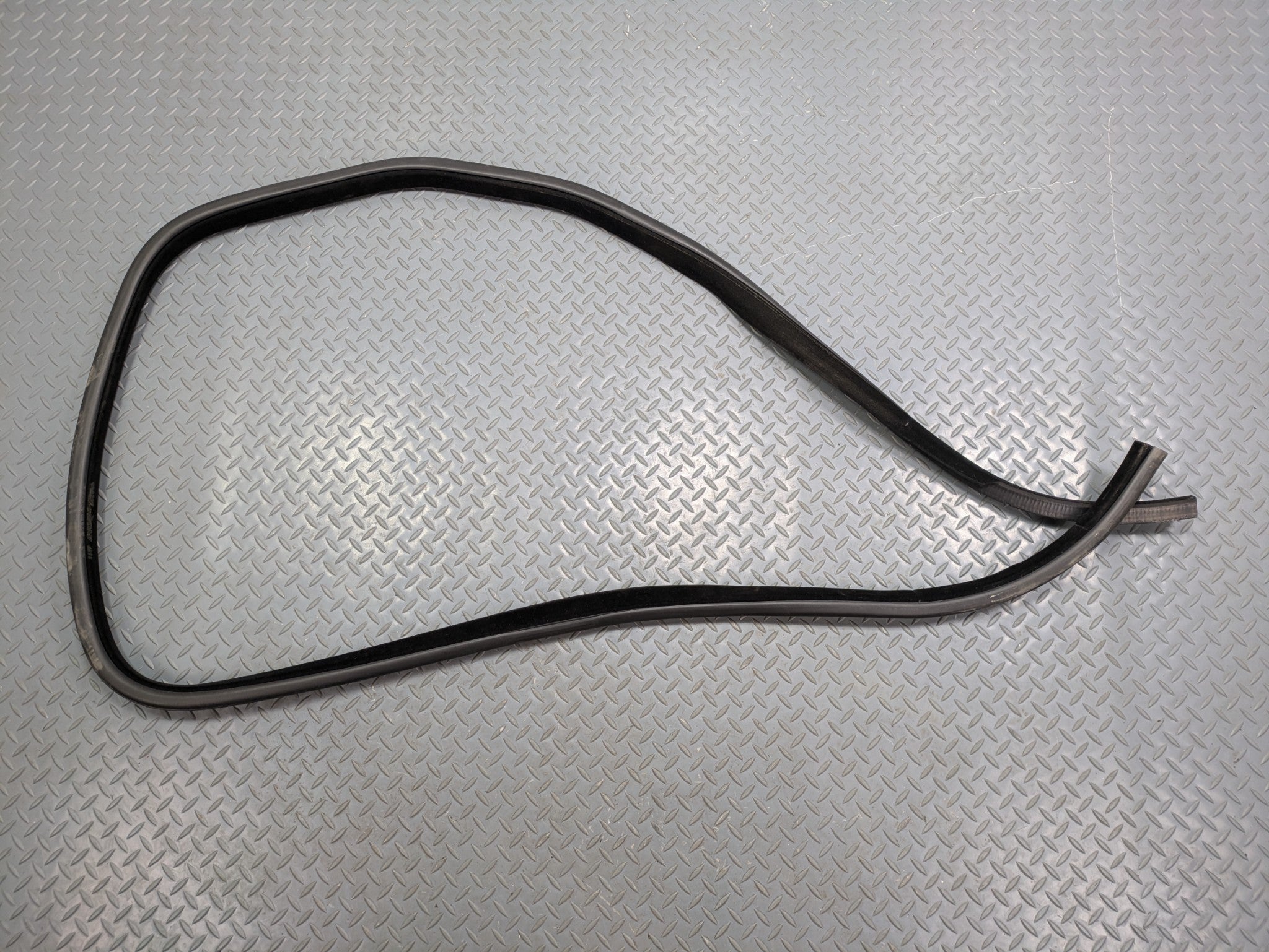 2013 - 2017 OEM LAND ROVER RANGE ROVER REAR LEFT DRIVER SIDE WEATHER STRIPPING