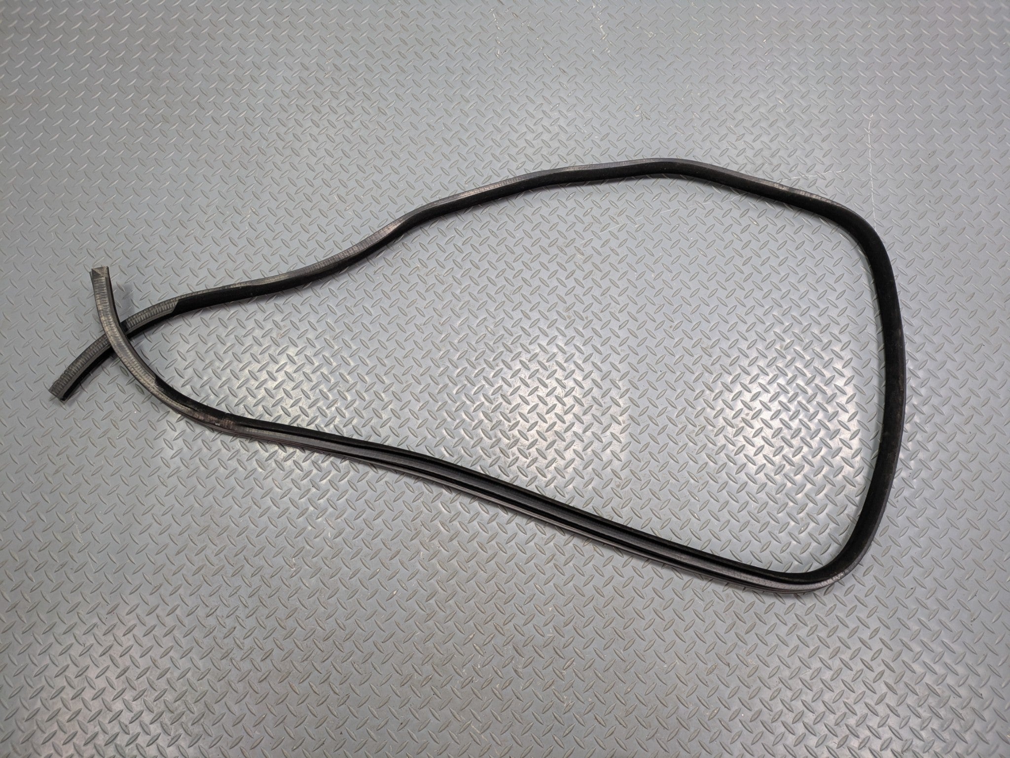 2013 - 2017 OEM LAND ROVER RANGE ROVER REAR LEFT DRIVER SIDE WEATHER STRIPPING