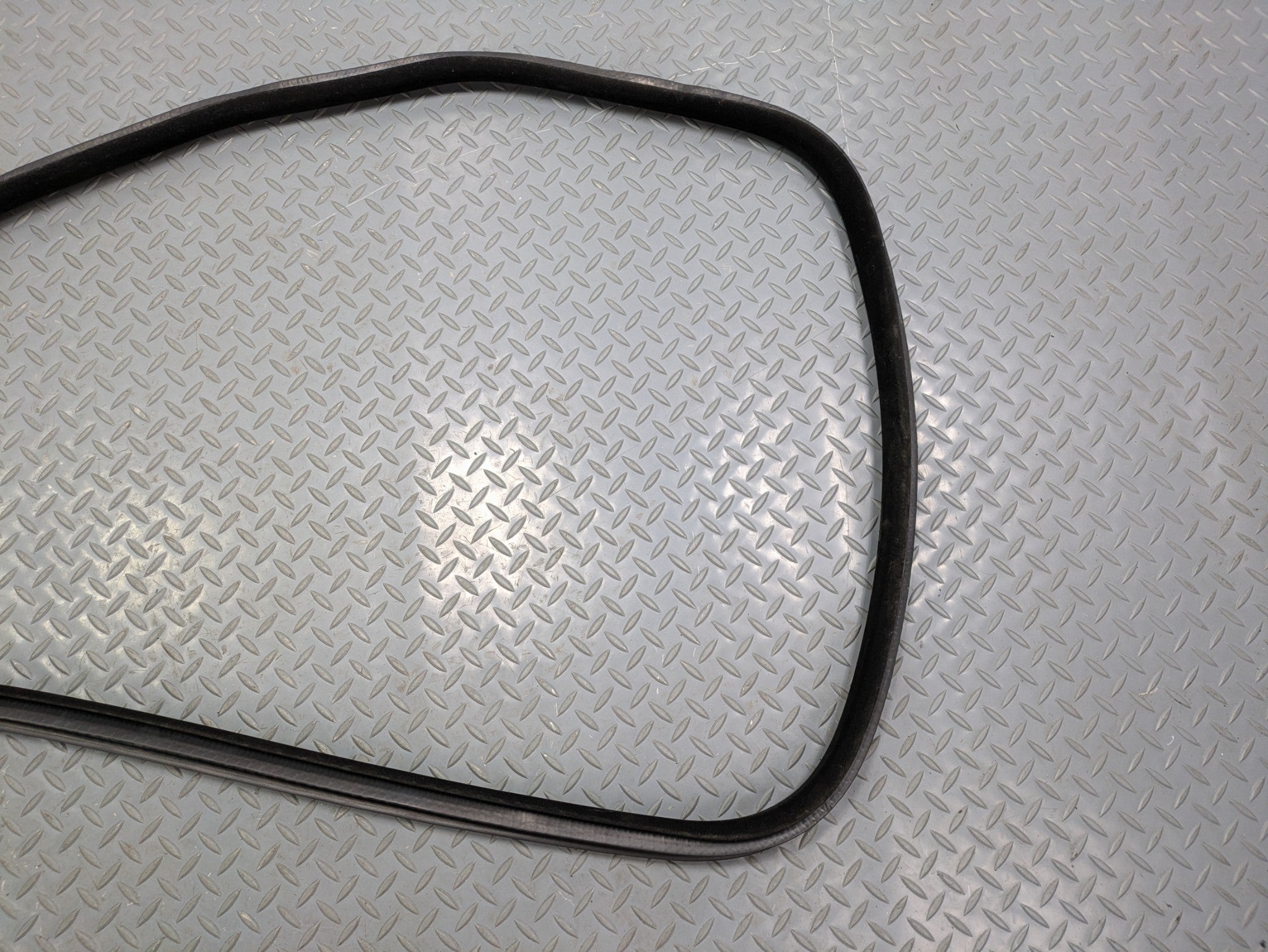 2013 - 2017 OEM LAND ROVER RANGE ROVER REAR LEFT DRIVER SIDE WEATHER STRIPPING