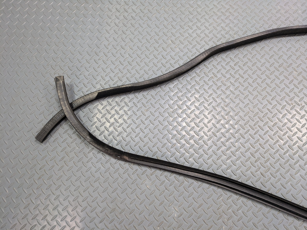 2013 - 2017 OEM LAND ROVER RANGE ROVER REAR LEFT DRIVER SIDE WEATHER STRIPPING