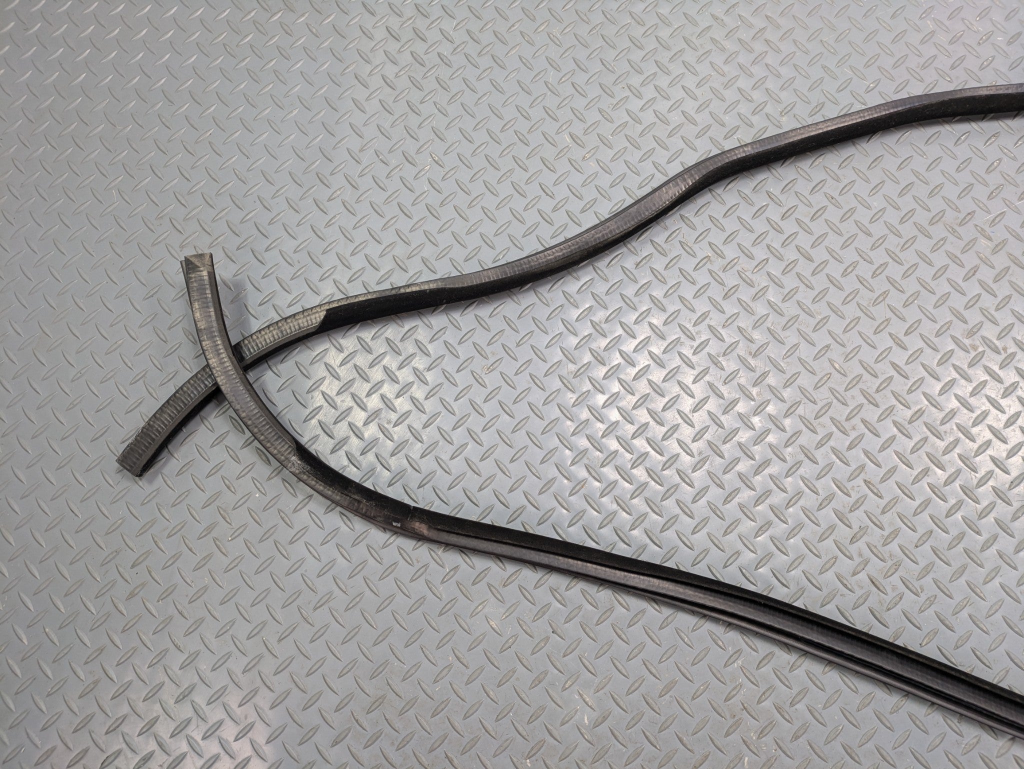 2013 - 2017 OEM LAND ROVER RANGE ROVER REAR LEFT DRIVER SIDE WEATHER STRIPPING