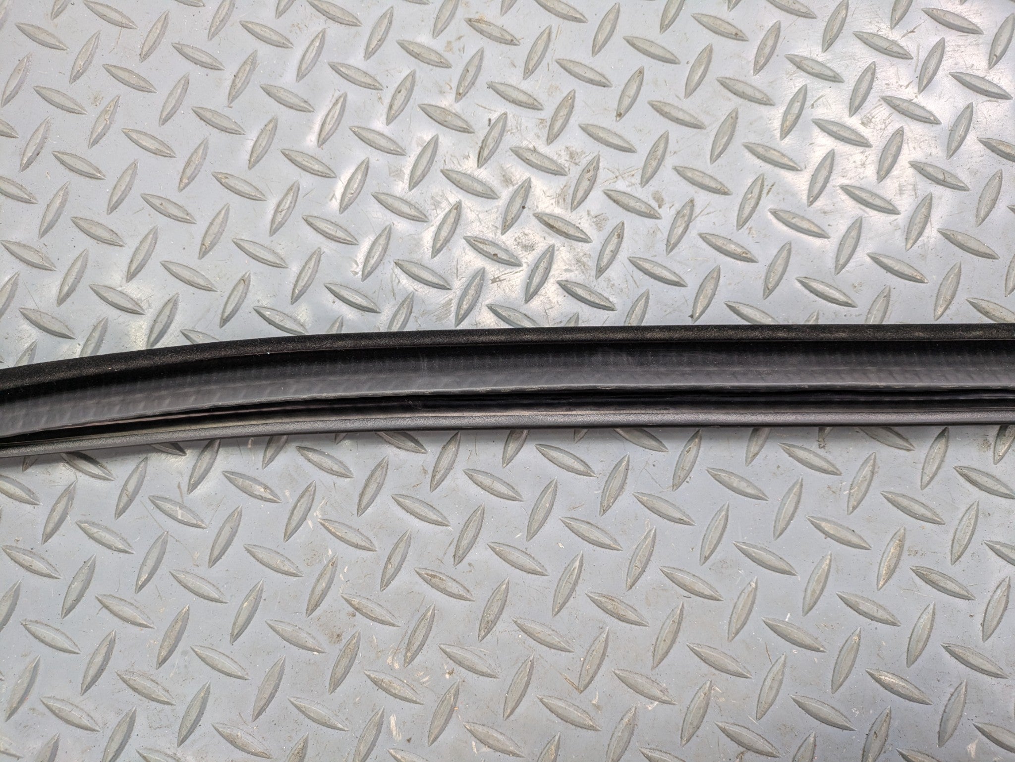 2013 - 2017 OEM LAND ROVER RANGE ROVER REAR LEFT DRIVER SIDE WEATHER STRIPPING