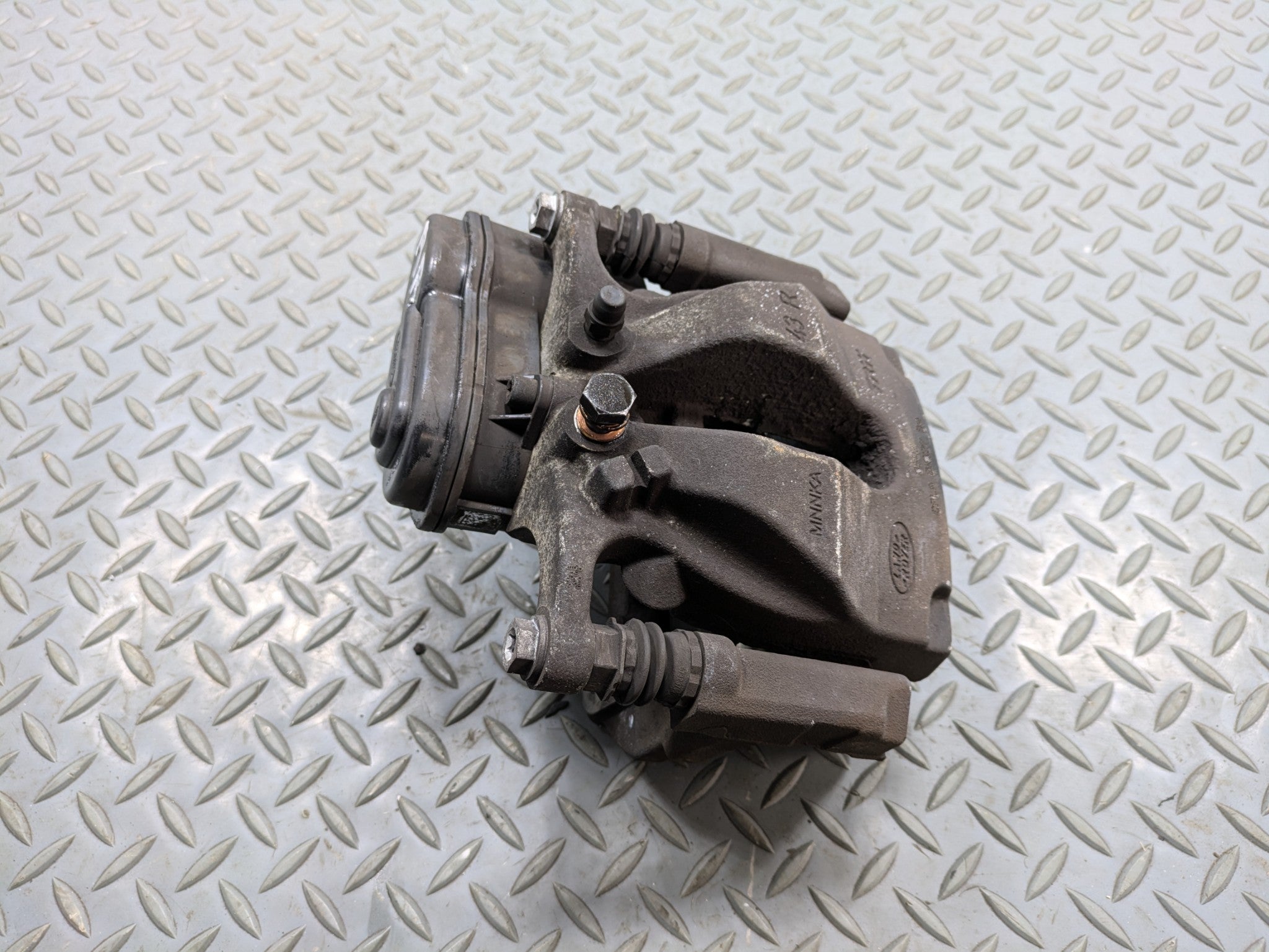 2013 - 2017 OEM LAND ROVER RANGE ROVER REAR RIGHT SIDE BRAKE CALLIPER ASSEMBLY