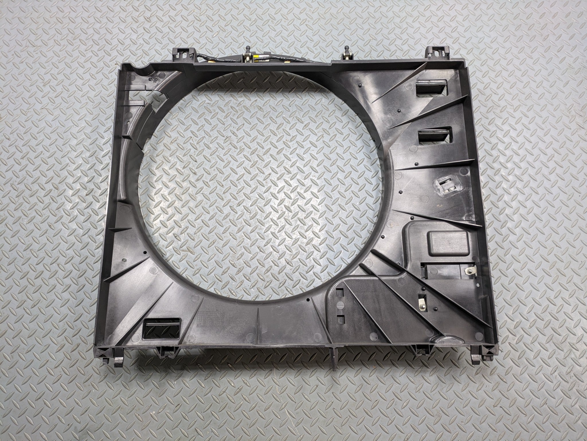 2013 - 2017 OEM LAND ROVER RANGE ROVER RADIATOR COOLING FAN SHROUD BEZEL COVER