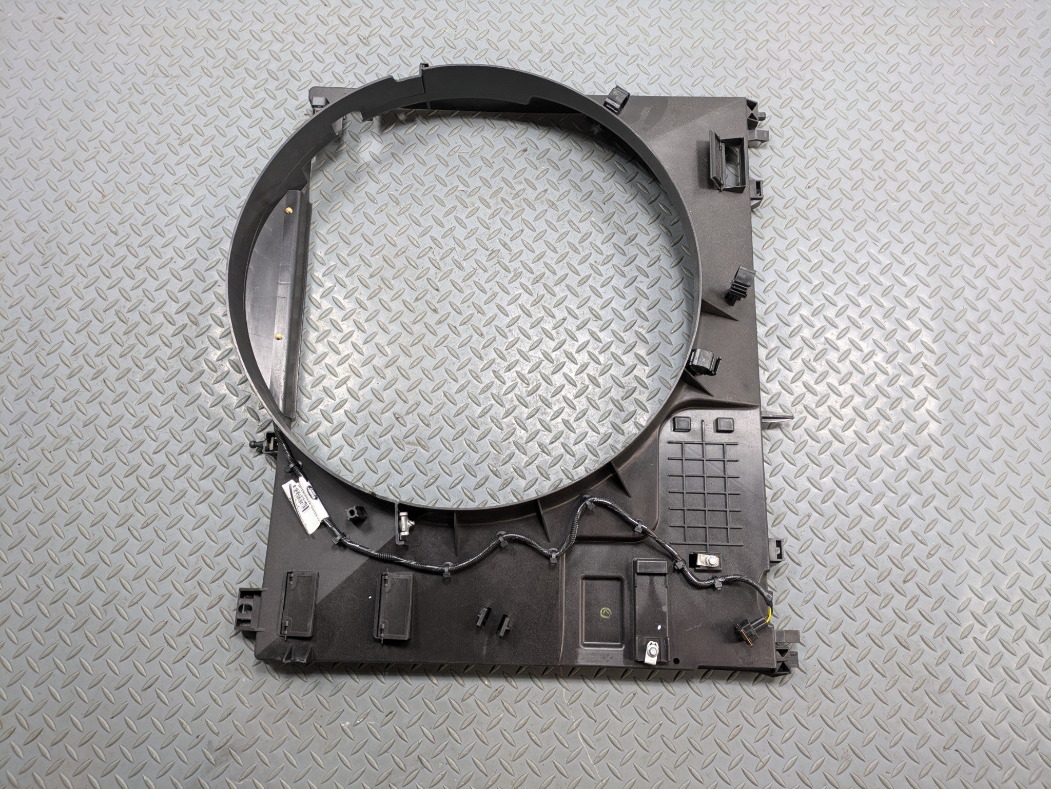 2013 - 2017 OEM LAND ROVER RANGE ROVER RADIATOR COOLING FAN SHROUD BEZEL COVER