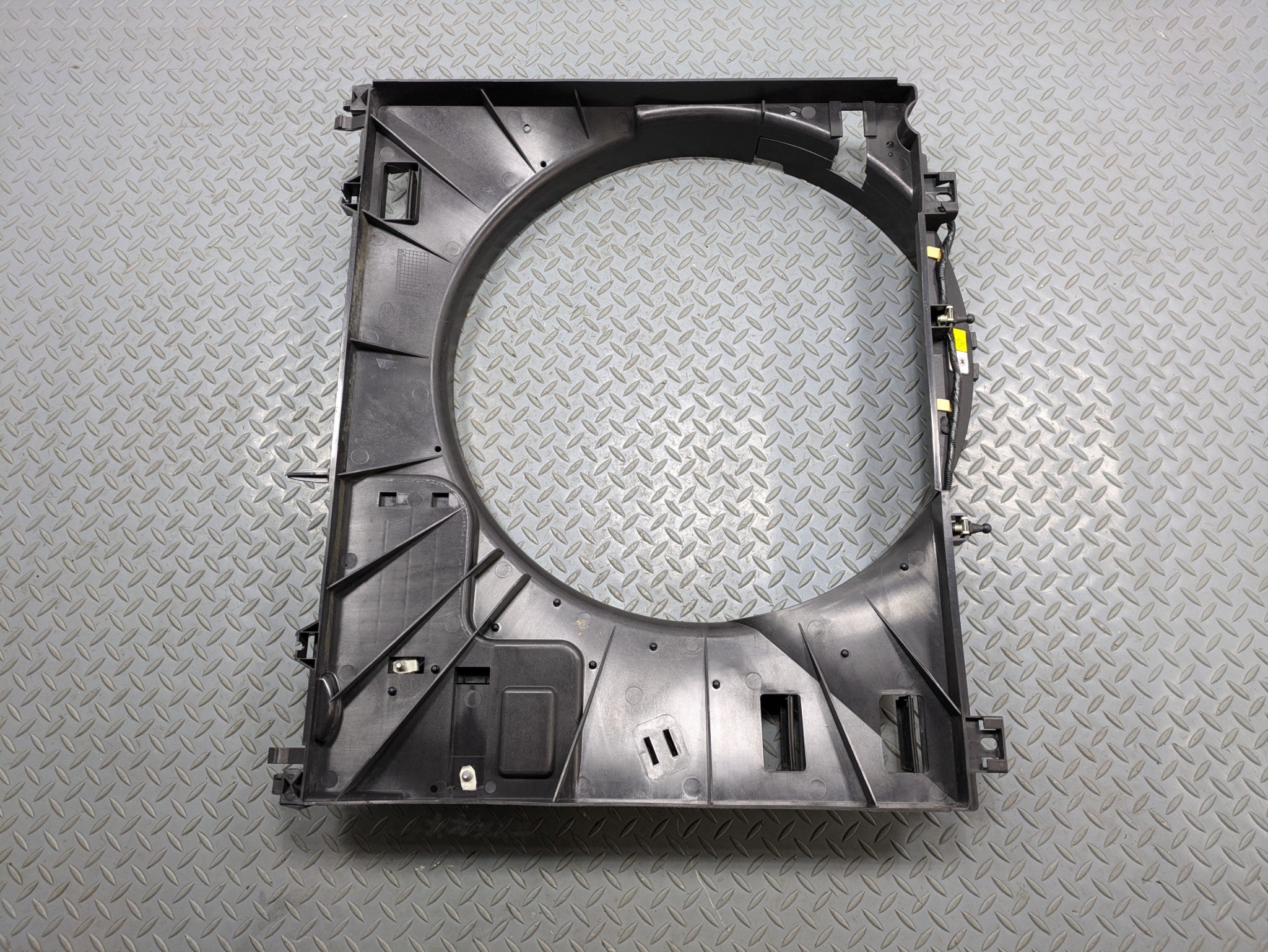 2013 - 2017 OEM LAND ROVER RANGE ROVER RADIATOR COOLING FAN SHROUD BEZEL COVER
