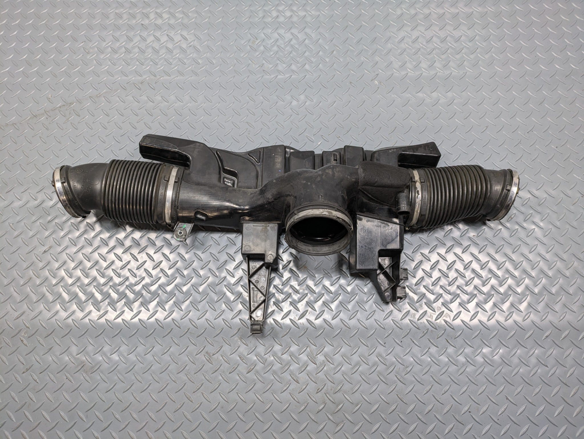 2013 - 2017 OEM LAND ROVER RANGE ROVER AIR INTAKE RESONATOR WITH TUBE