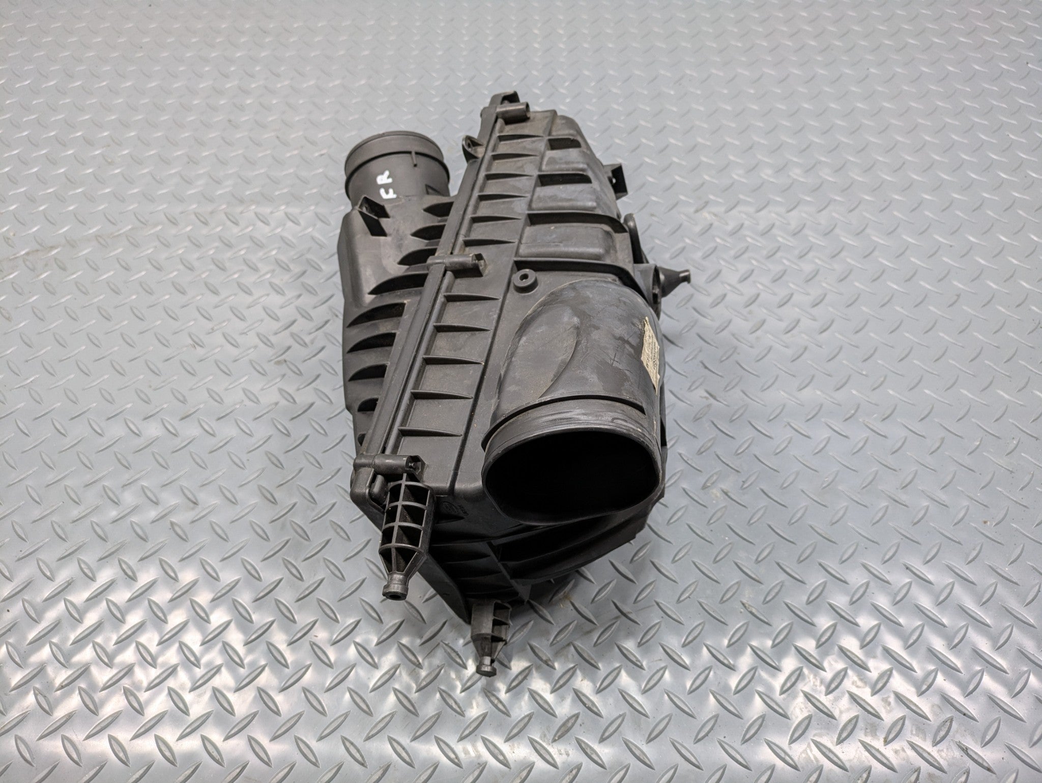 2013 - 2017 OEM LAND ROVER RANGE ROVER RIGHT SIDE AIR FILTER CLEANER BOX