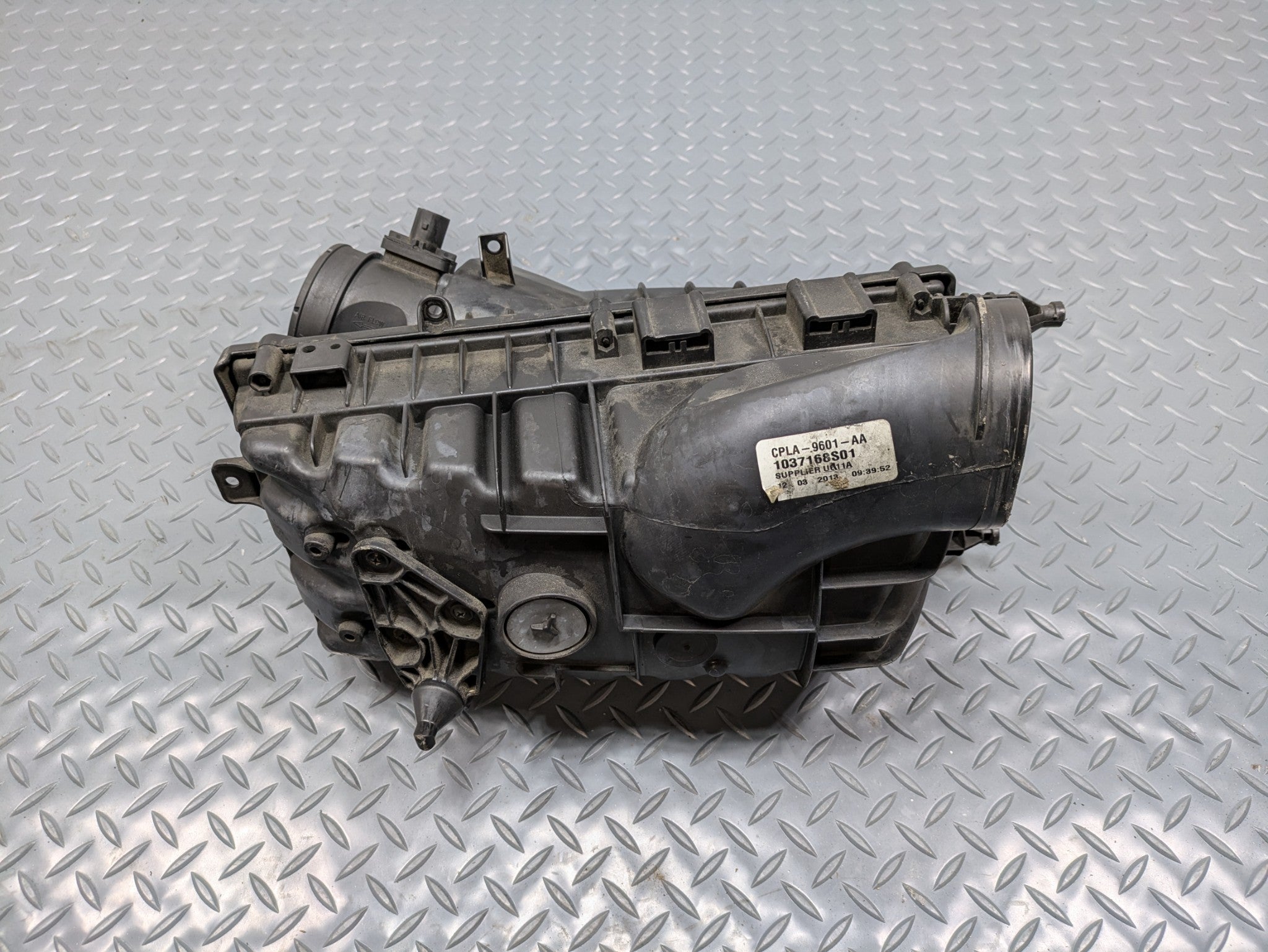 2013 - 2017 OEM LAND ROVER RANGE ROVER LEFT SIDE AIR FILTER CLEANER BOX