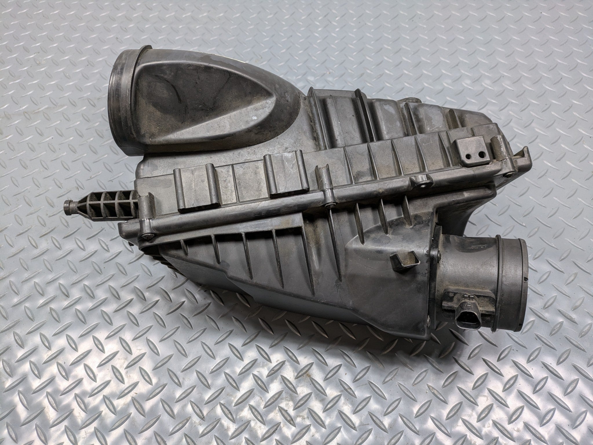 2013 - 2017 OEM LAND ROVER RANGE ROVER LEFT SIDE AIR FILTER CLEANER BOX