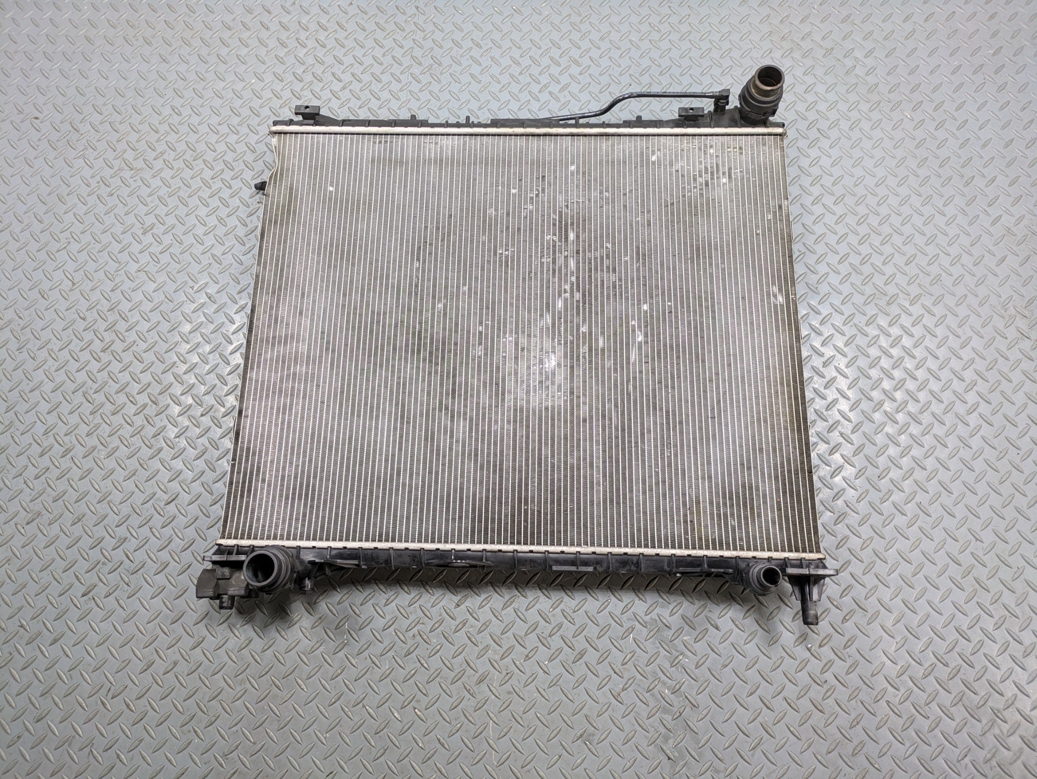 2013 - 2017 OEM LAND ROVER RANGE ROVER ENGINE COOLING MAIN RADIATOR ASSEMBLY